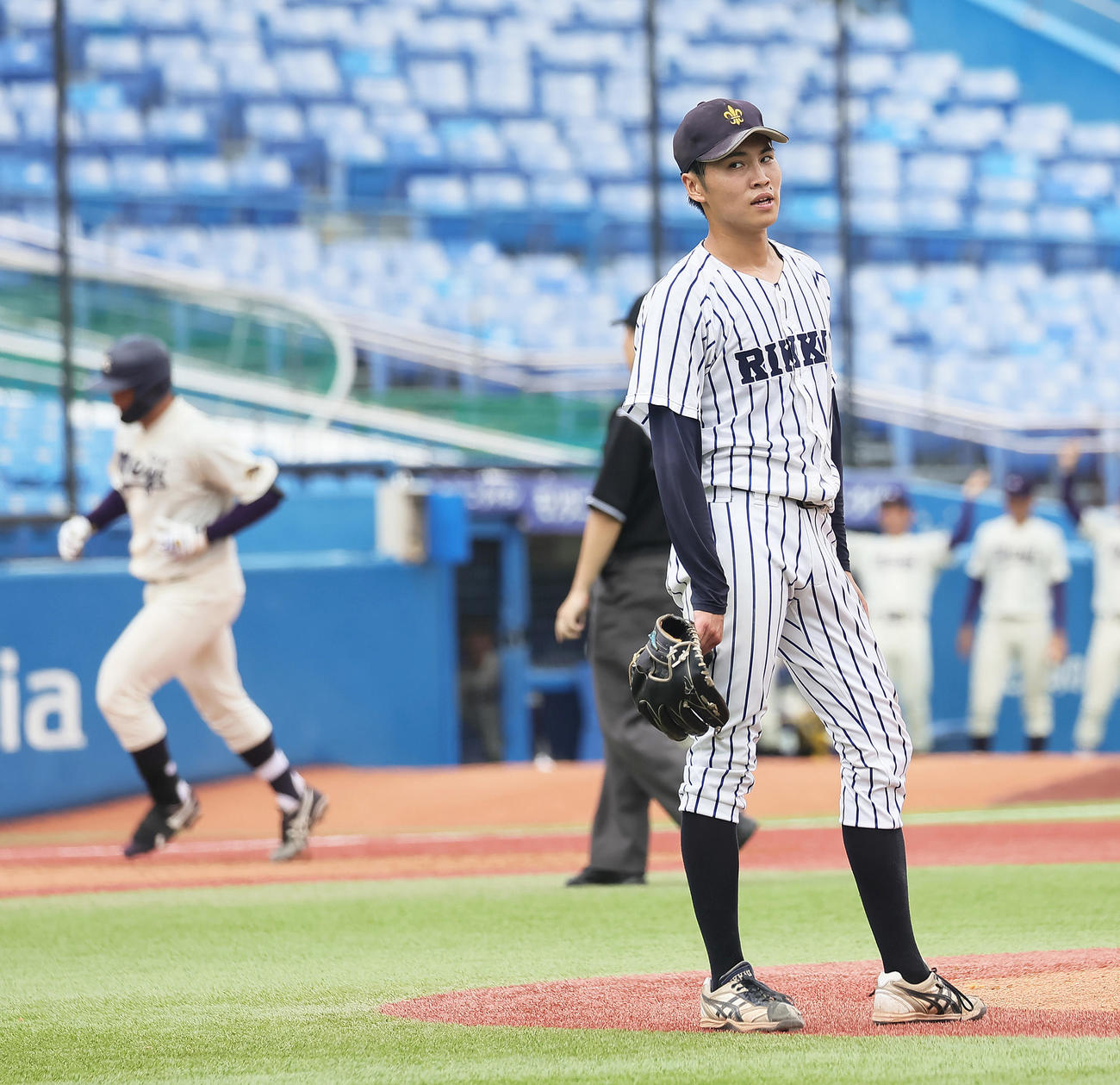 明大対立大　4回表明大2死二、三塁、村田（左）に左越え3点本塁打を浴びた塩野目（撮影・足立雅史）