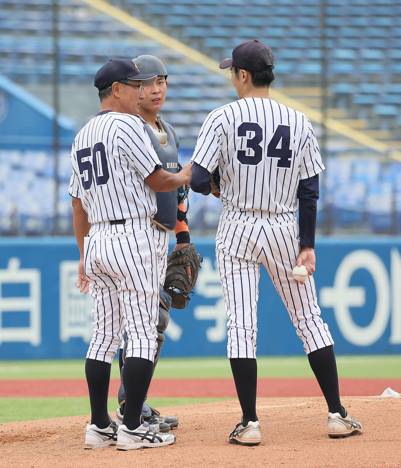 明大対立大　立大先発の塩野目（右）にマウンドで声をかける木村コーチ（左）（撮影・足立雅史）