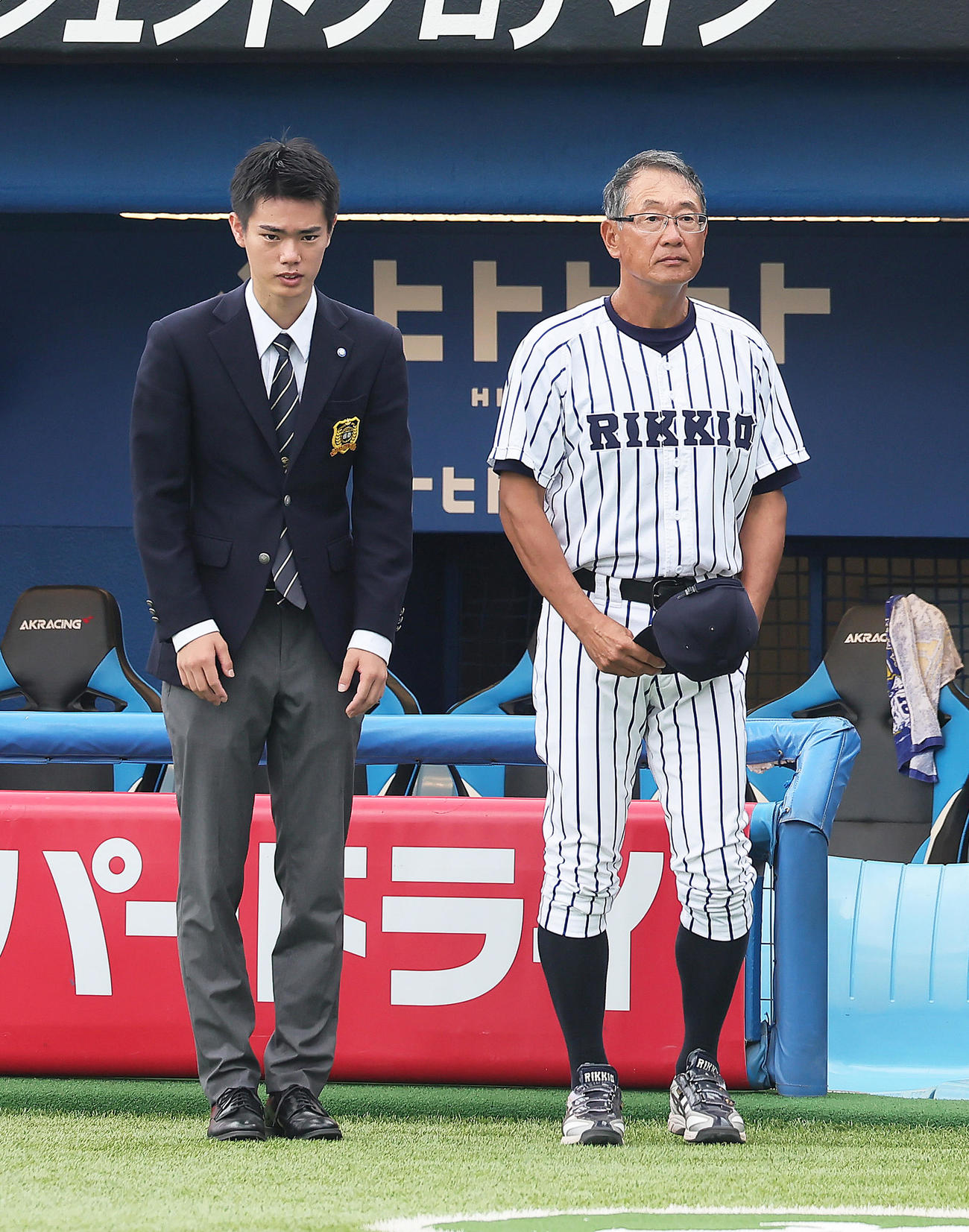 明大対立大　試合前、あいさつを交わす立大・木村泰雄コーチ（右）（撮影・足立雅史）