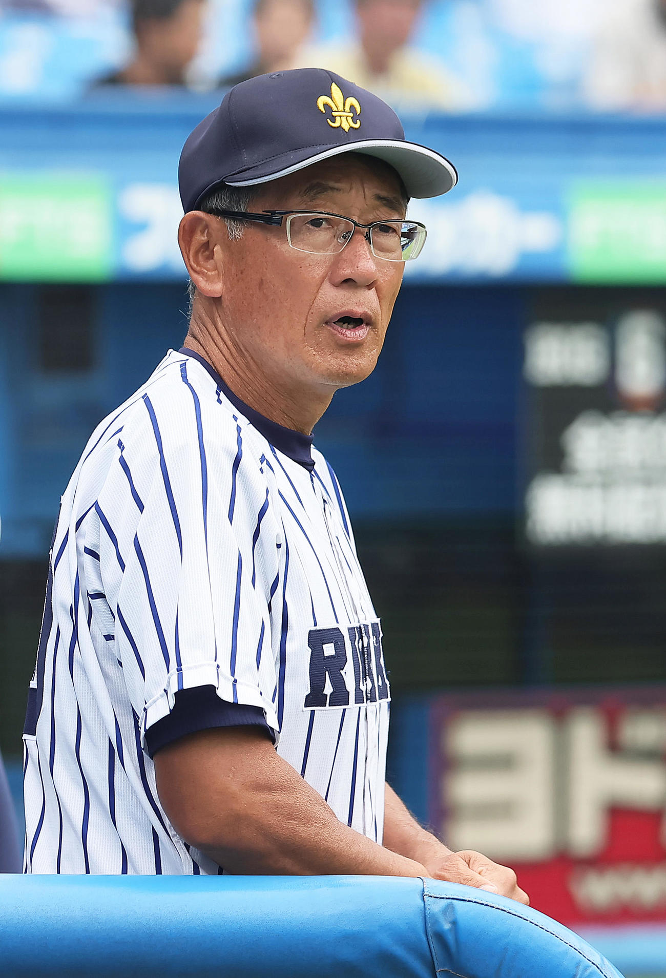 明大対立大　選手らを見つめる立大・木村コーチ（撮影・足立雅史）