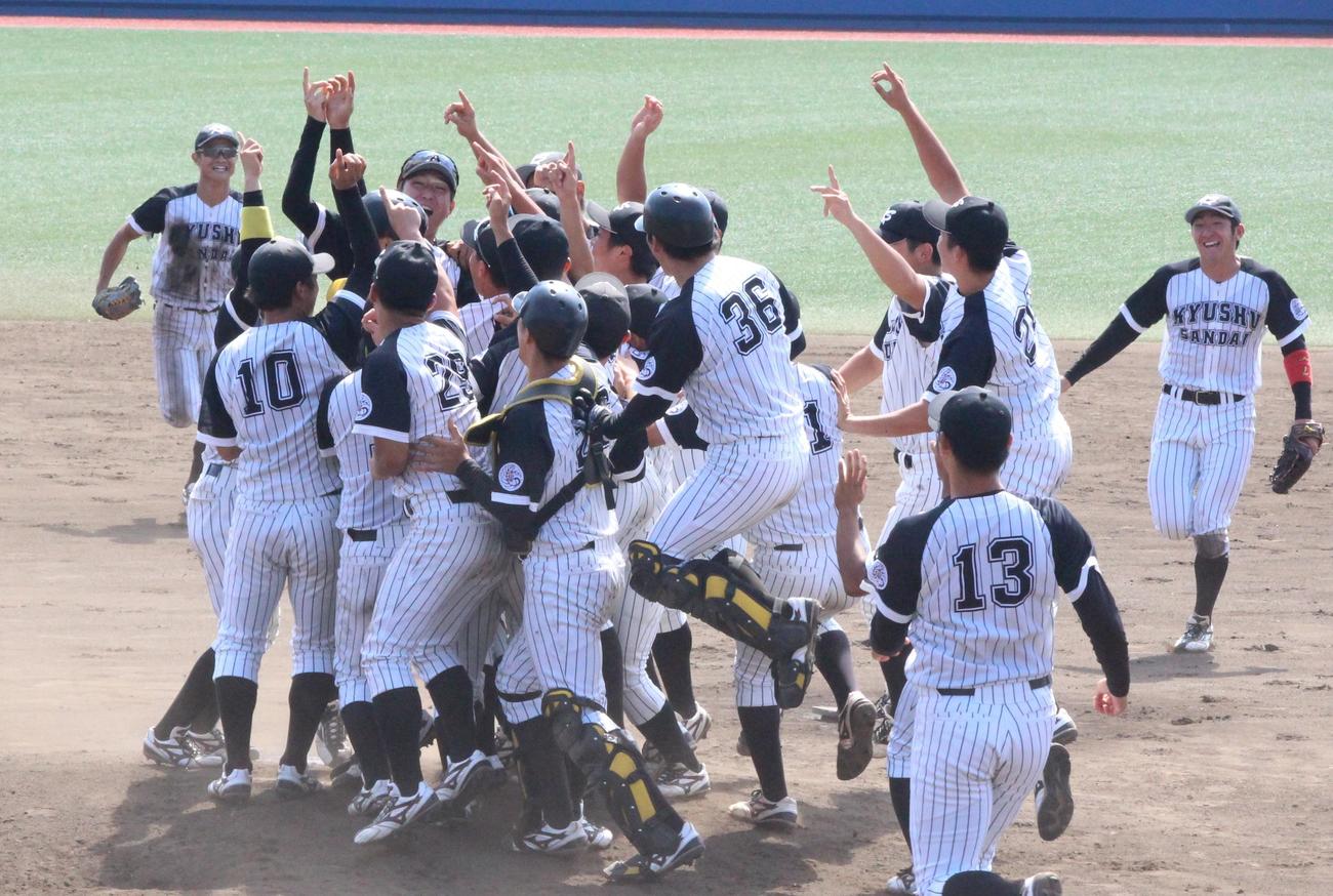 九共大対九産大　優勝を喜ぶ九産大の選手たち（撮影・菊川光一）