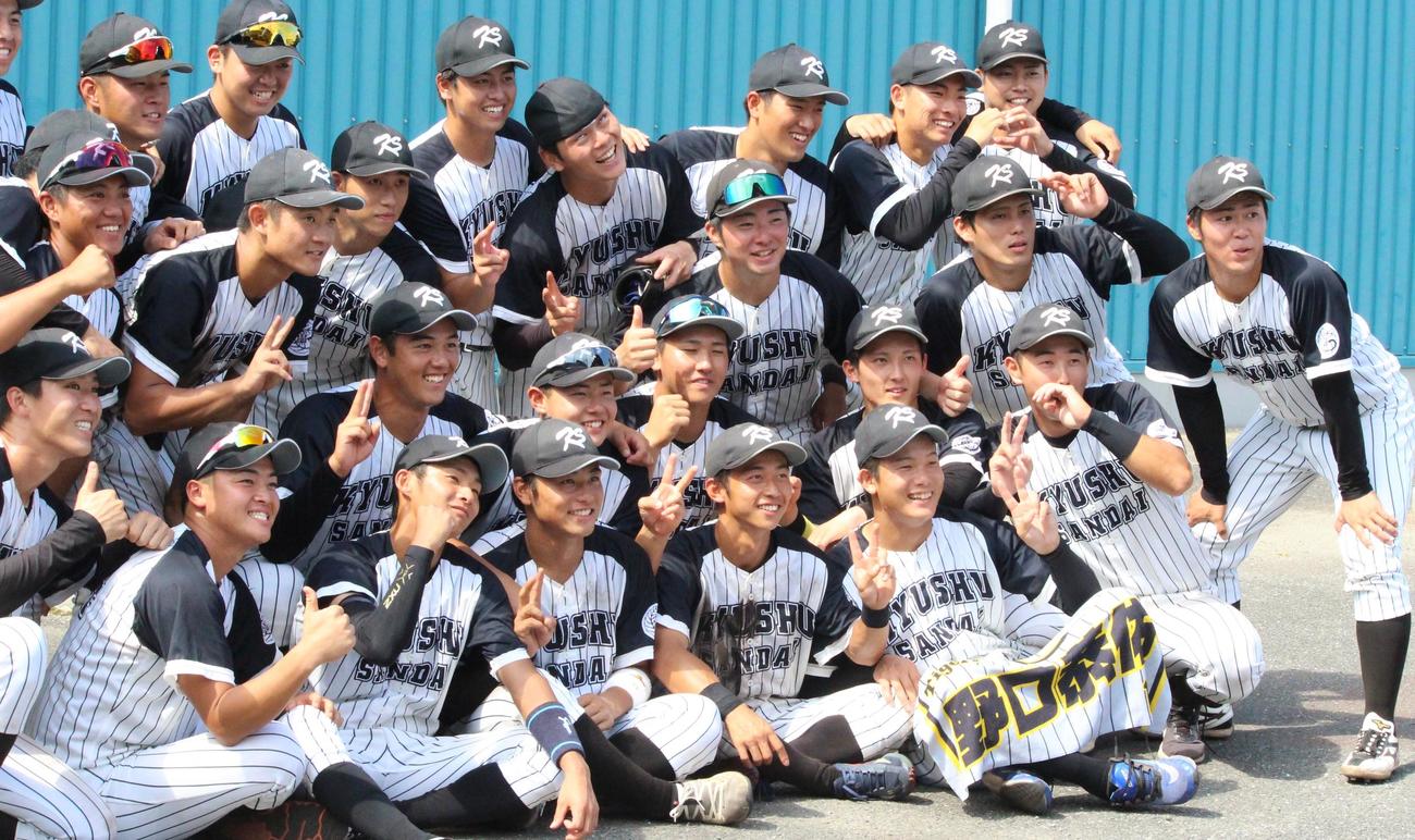 九共大対九産大　優勝し記念撮影に収まる九産大の選手たち（撮影・菊川光一）