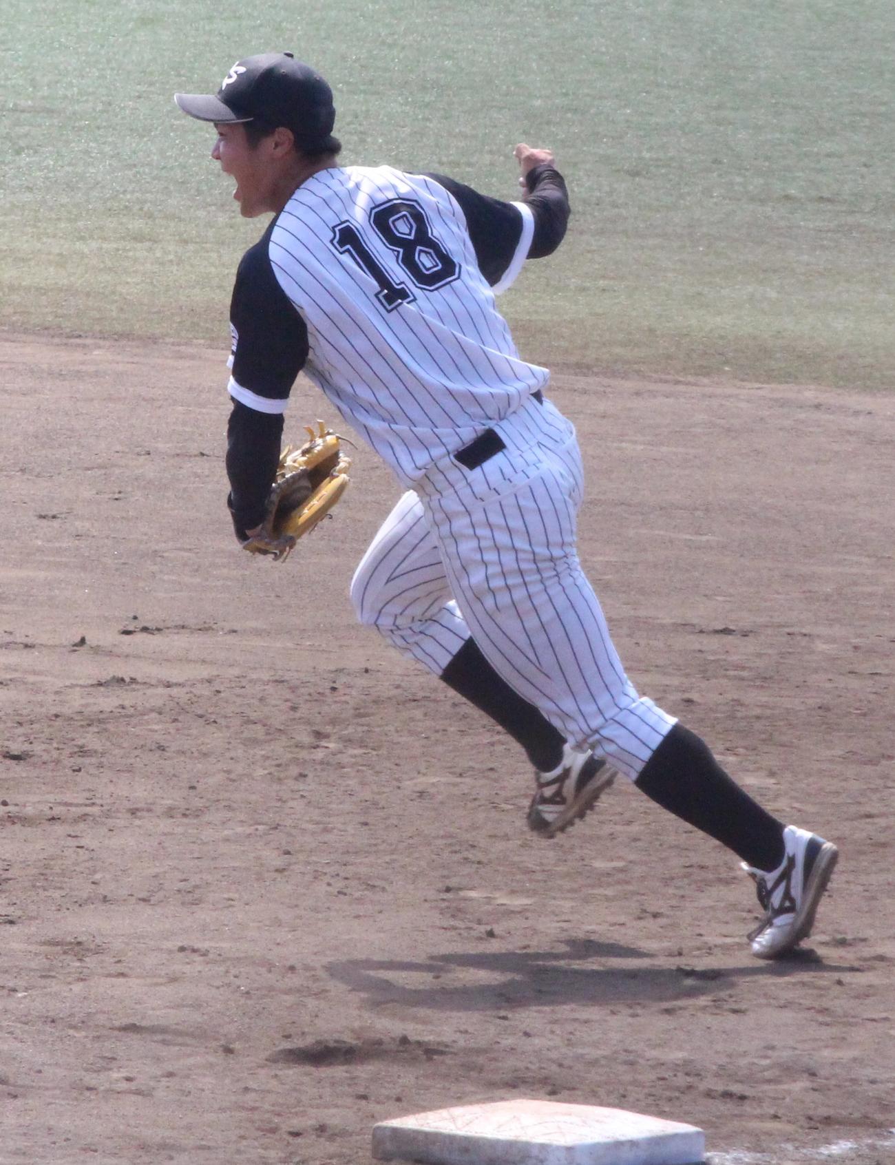 九共大対九産大　優勝の瞬間、ガッツポーズする九産大・楠本宏武投手（撮影・菊川光一）