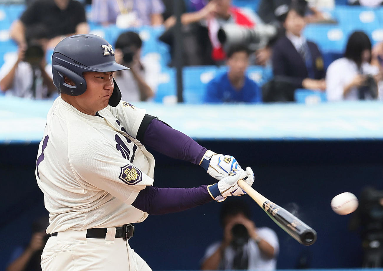 明大対立大　4回表明大2死二、三塁、村田は左越え3点本塁打を放つ（撮影・足立雅史）