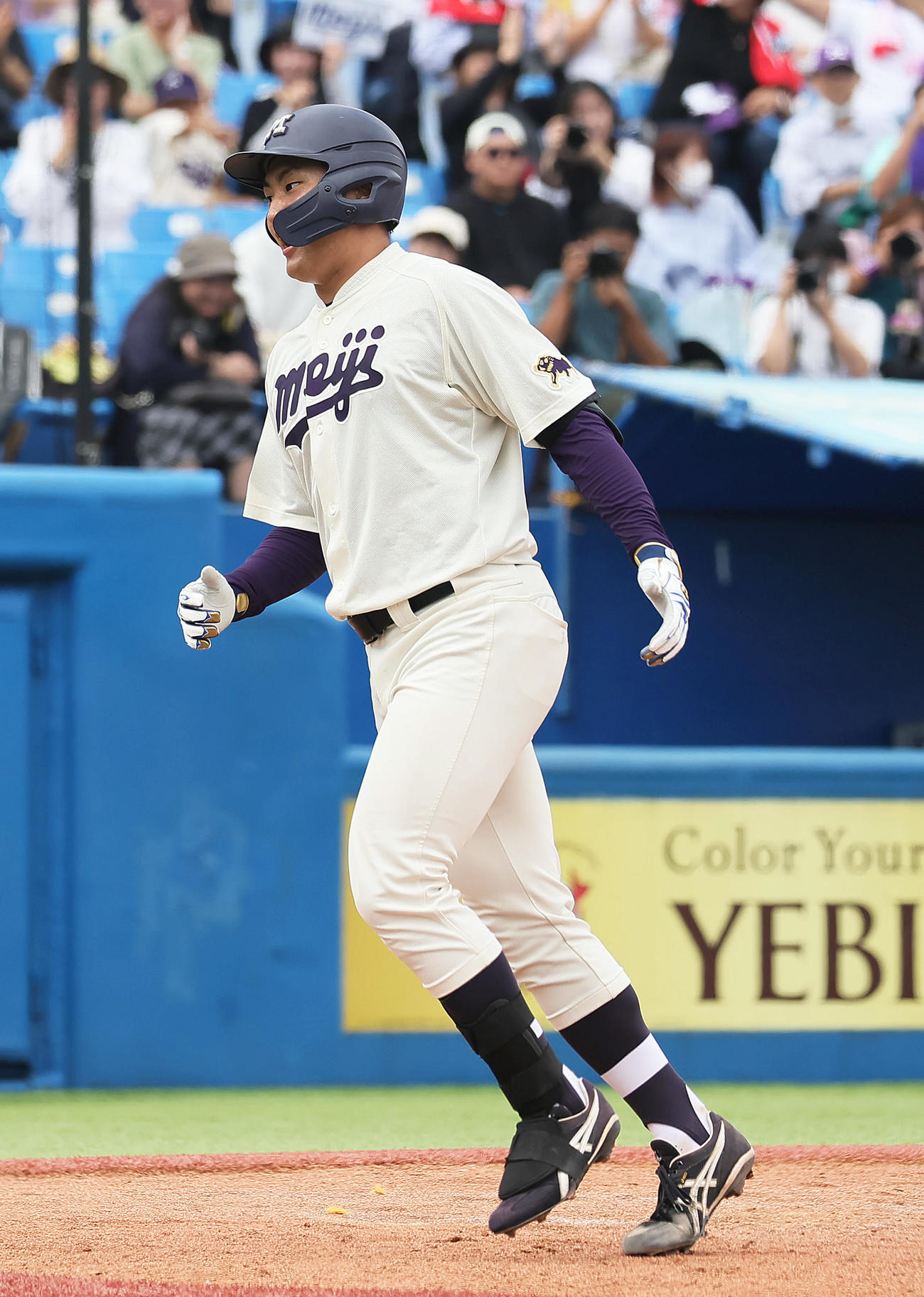 明大対立大　4回表明大2死二、三塁、村田は左越え3点本塁打を放つ（撮影・足立雅史）