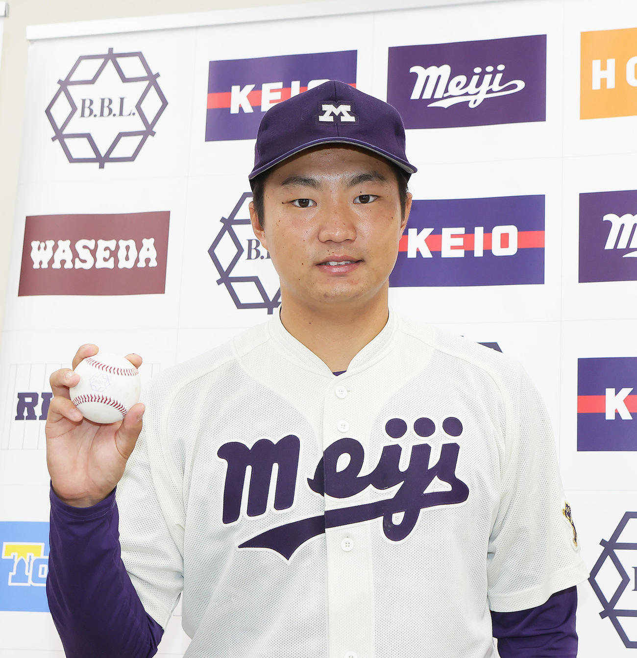 明大対立大　4回に3点本塁打を放った明大・村田は記念球を手に笑顔（撮影・足立雅史）
