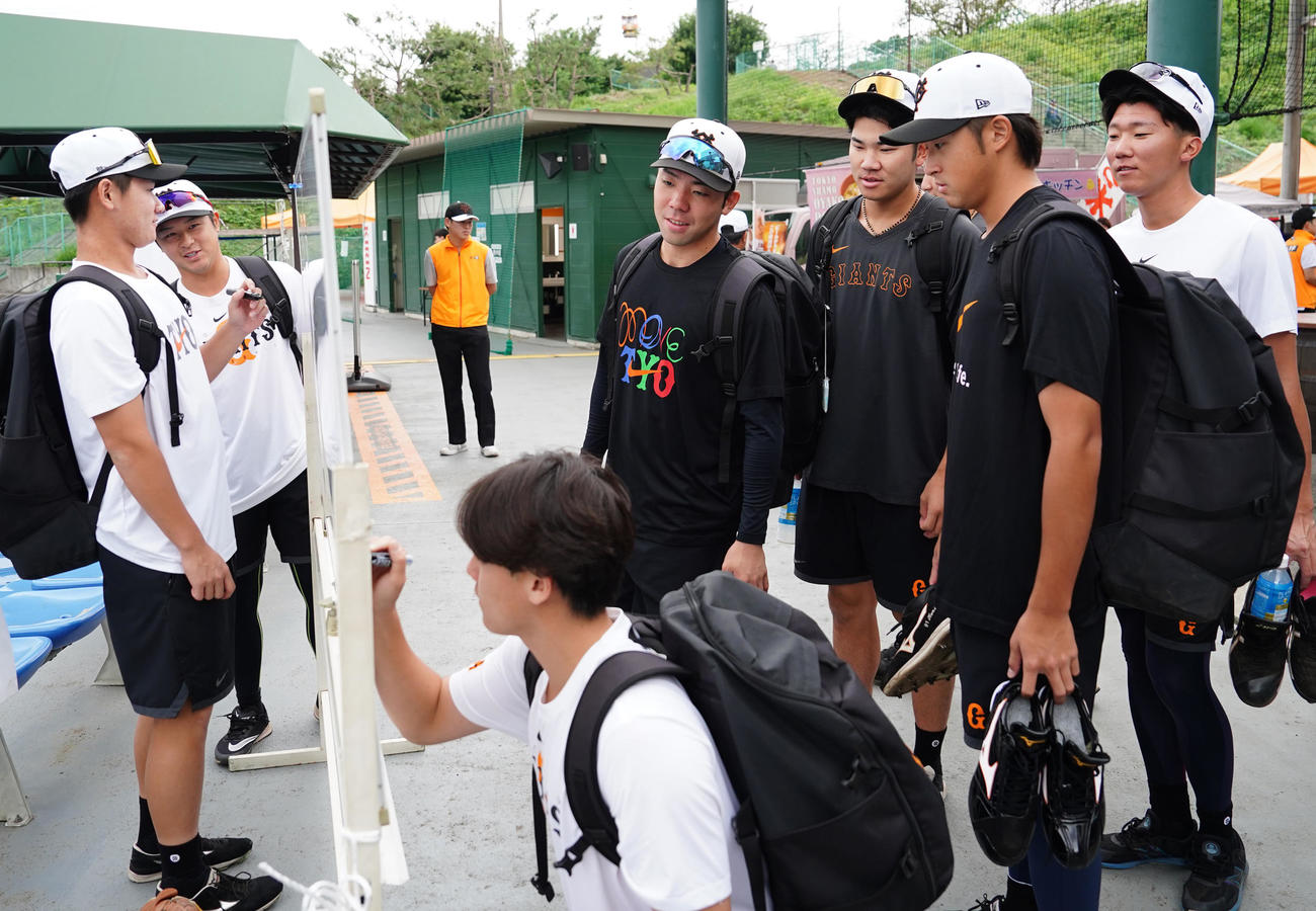 イースタン・リーグ　巨人対西武　試合前、巨人松田へのメッセージをボードに記す選手たち（撮影・江口和貴）