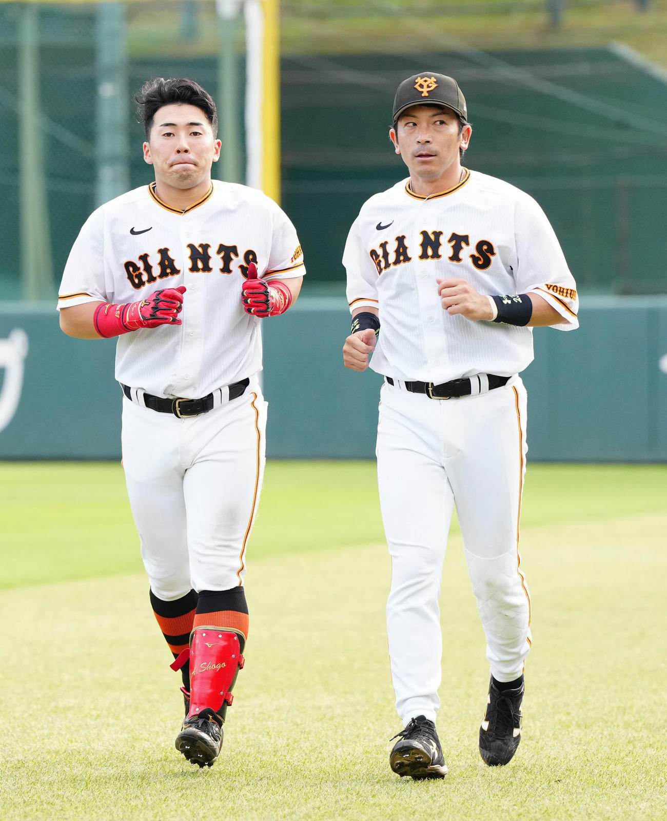 イースタン・リーグ　巨人対西武　5回表開始前、ランニングする巨人松田（右）と浅野（撮影・江口和貴）