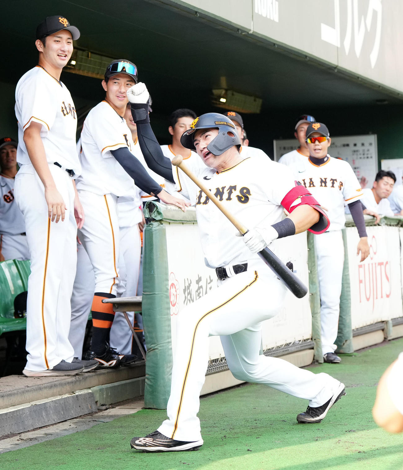 イースタン・リーグ　巨人対西武　2回裏巨人1死、ソロ本塁打を放ち、熱男ポーズを見せる萩尾（撮影・江口和貴）