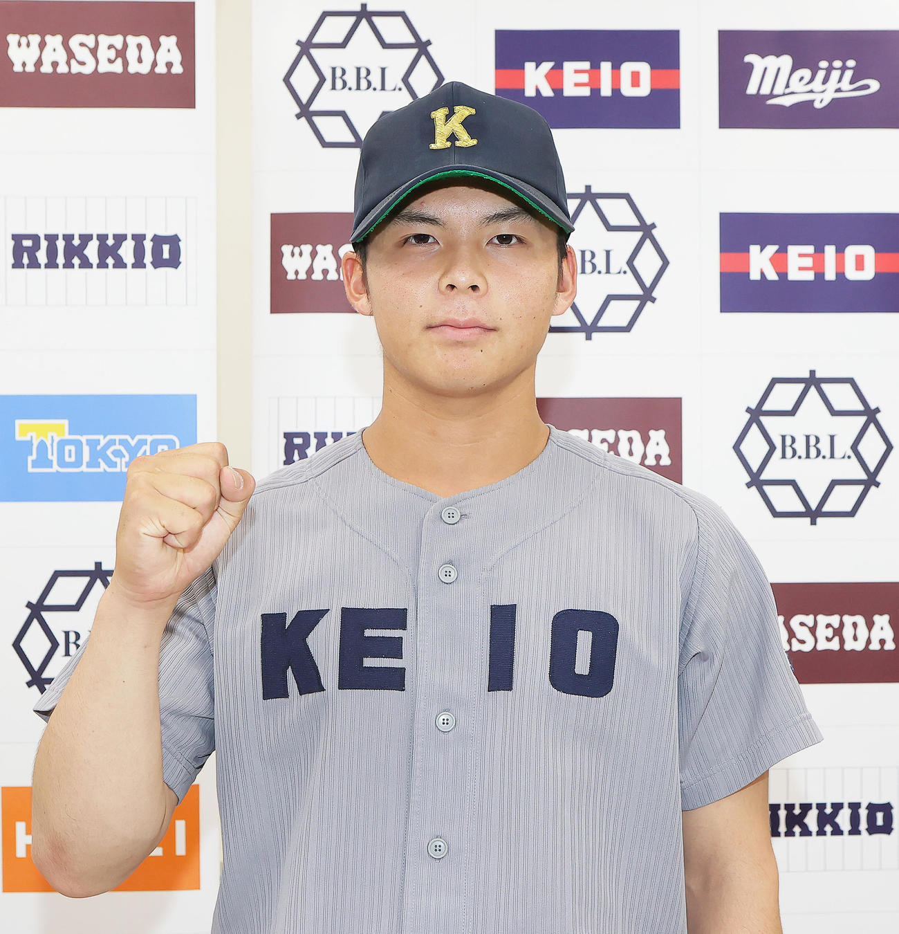 慶大対東大　勝利しポーズを決める慶大・外丸（撮影・足立雅史）