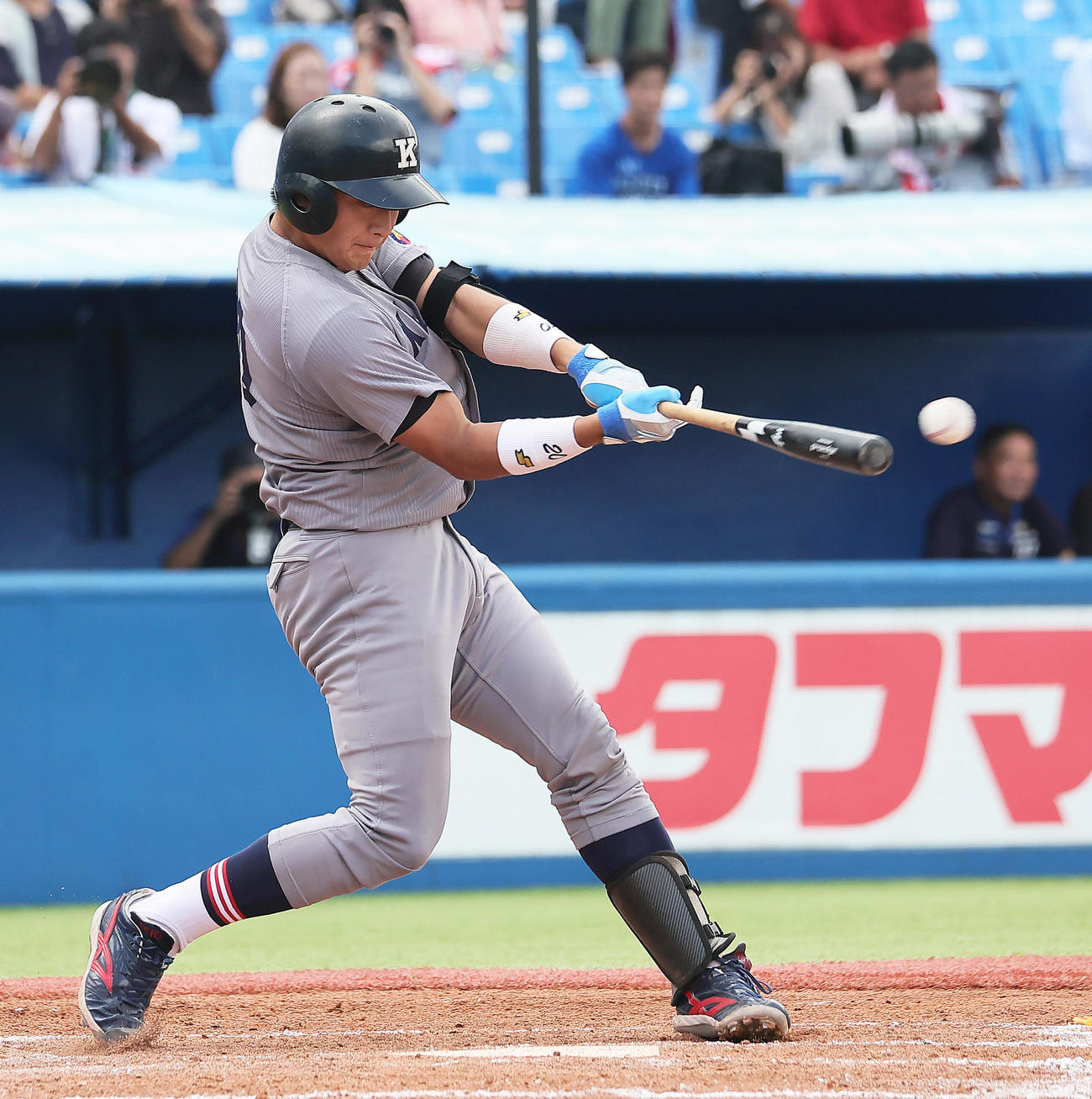 慶大対東大　3回表慶大2死満塁、宮崎は2点適時二塁打を放つ（撮影・足立雅史）
