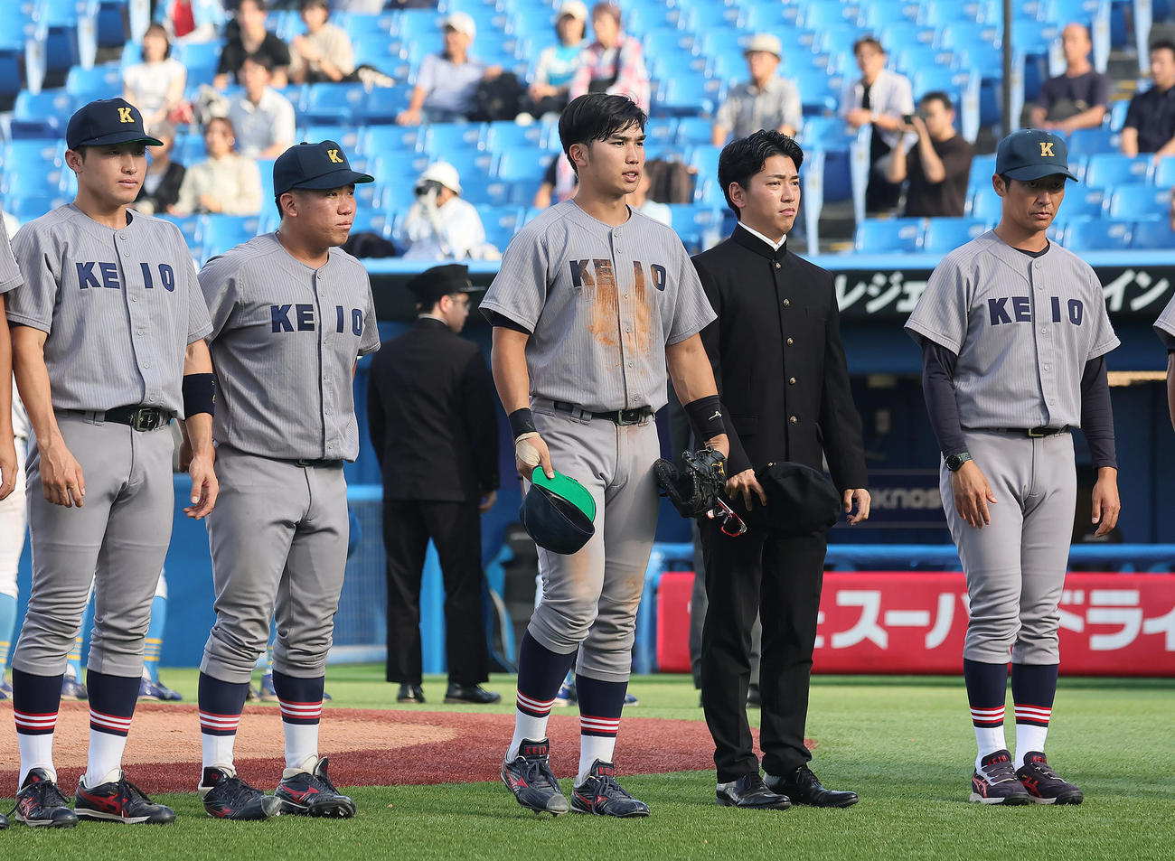 慶大対東大　快勝しスタンドにあいさつする慶大・広瀬（中央）ら（撮影・足立雅史）