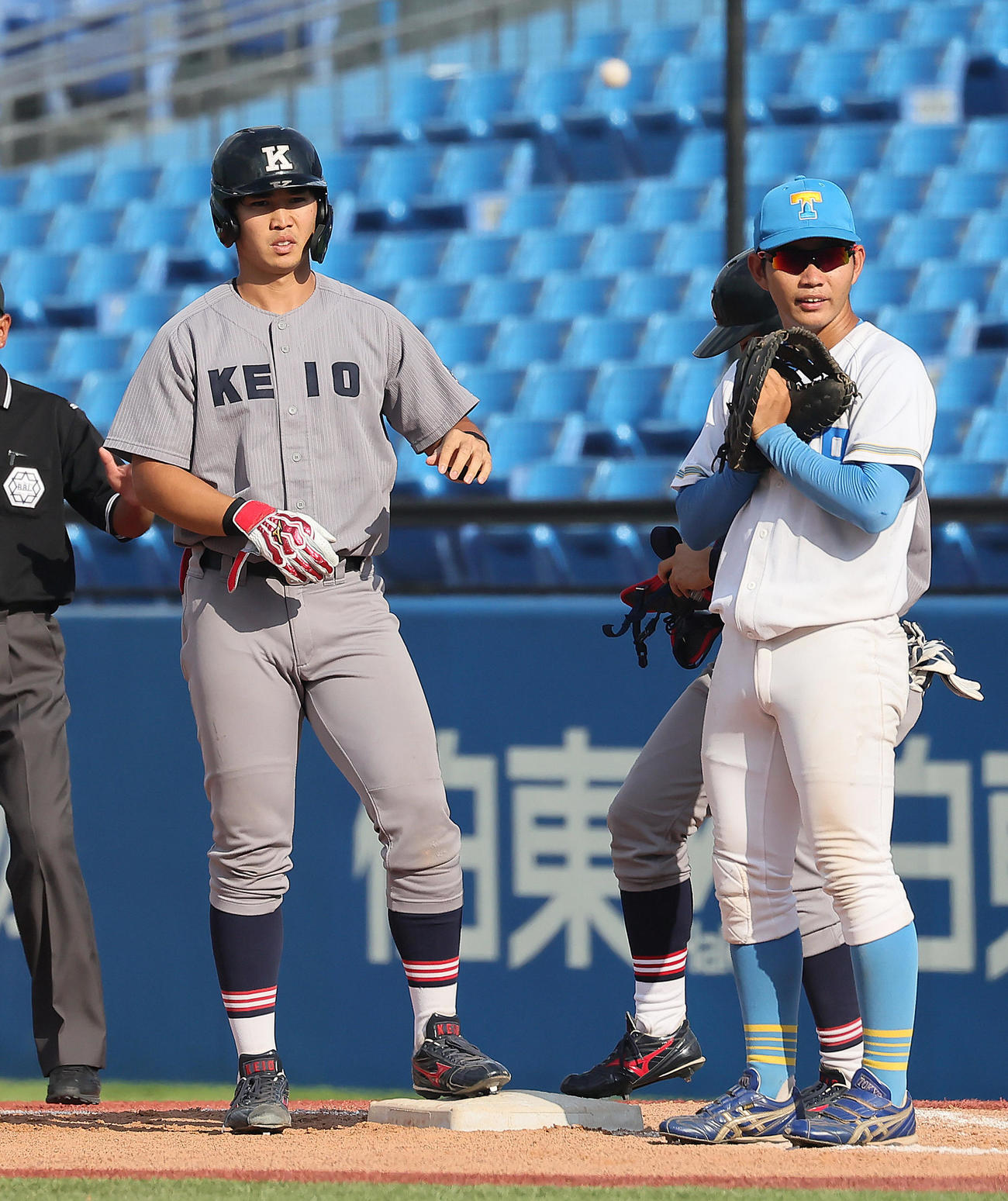 慶大対東大　9回表慶大無死一、二塁、広瀬（左）は右前適時打を放つ（撮影・足立雅史）