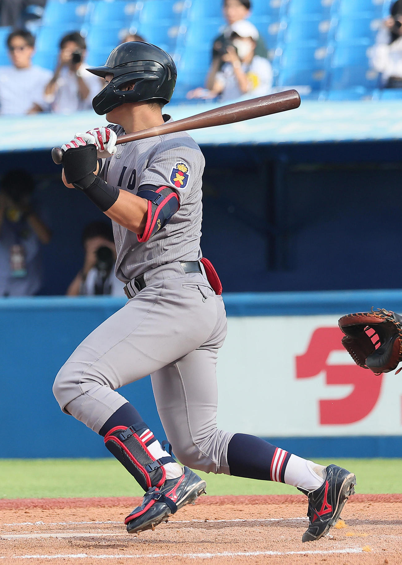 慶大対東大　9回表慶大無死一、二塁、広瀬は右前適時打を放つ（撮影・足立雅史）