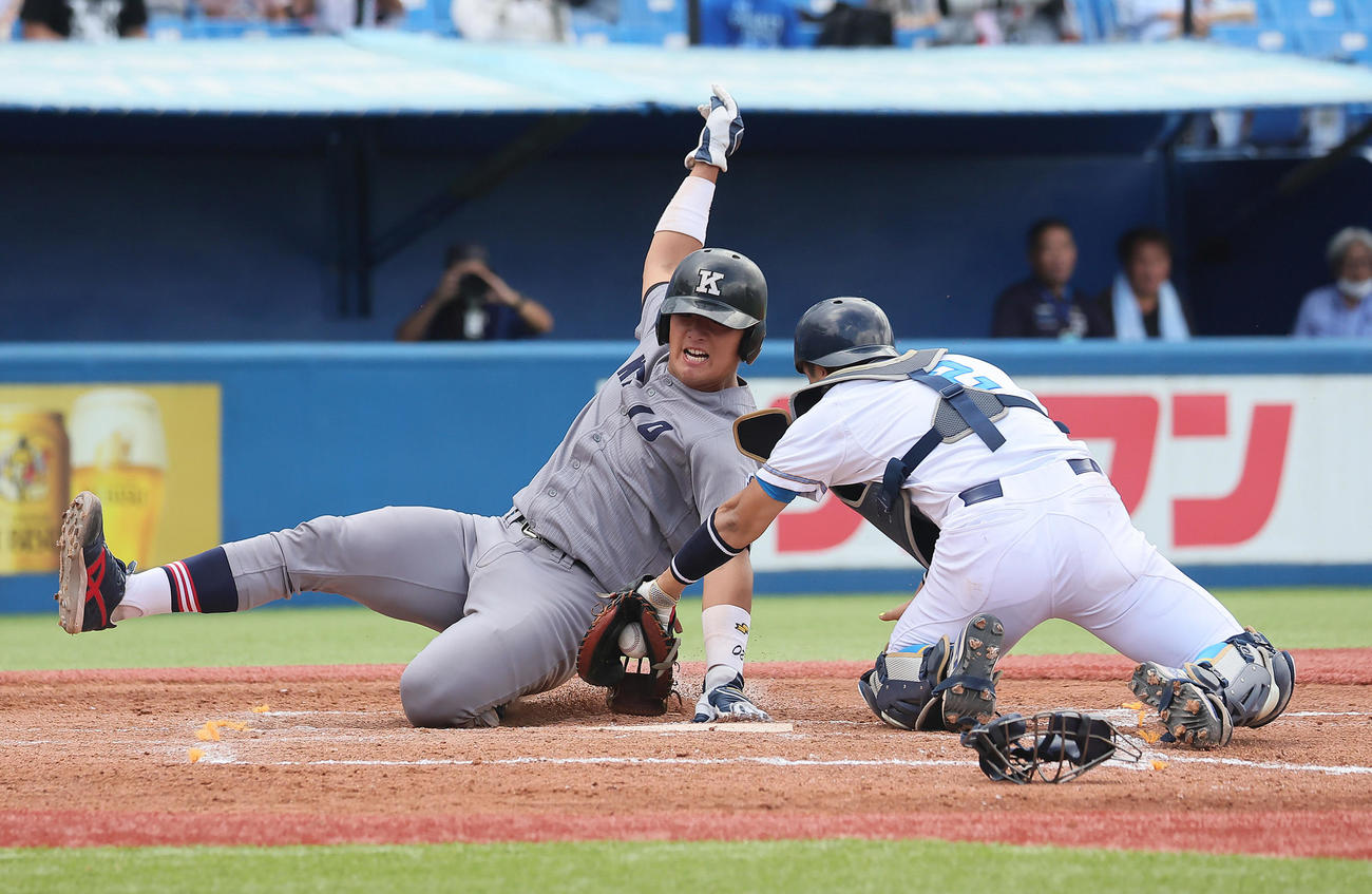 慶大対東大　3回表慶大斎藤の中前適時打で生還を狙った宮崎（左）は本塁タッチアウト。捕手和田（撮影・足立雅史）