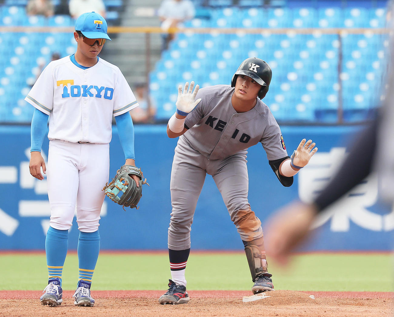 慶大対東大　3回表慶大2死満塁、宮崎（右）は2点適時二塁打を放つ（撮影・足立雅史）