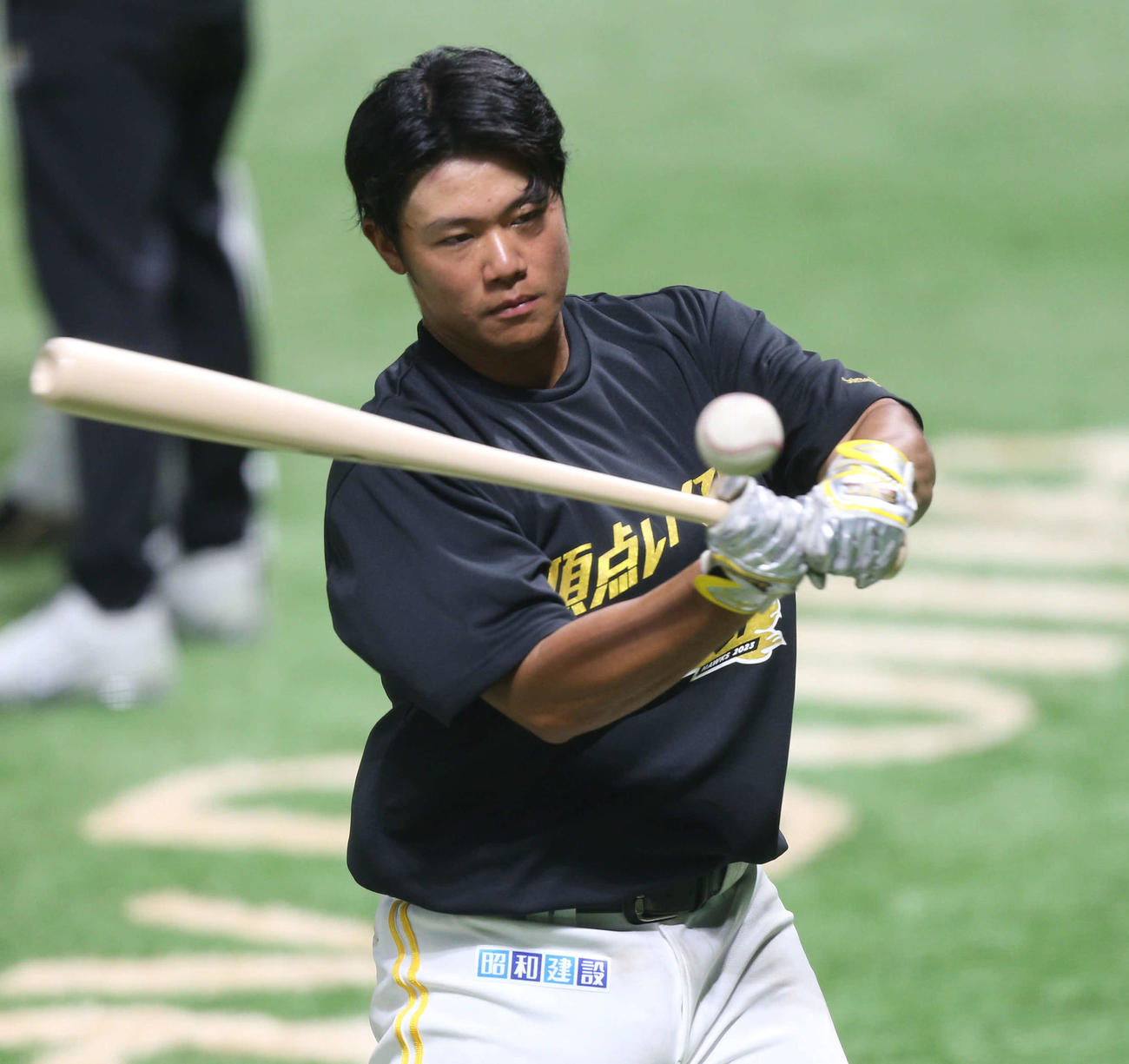 ソフトバンク対日本ハム　バッティング練習する吉田（撮影・冨田成美）