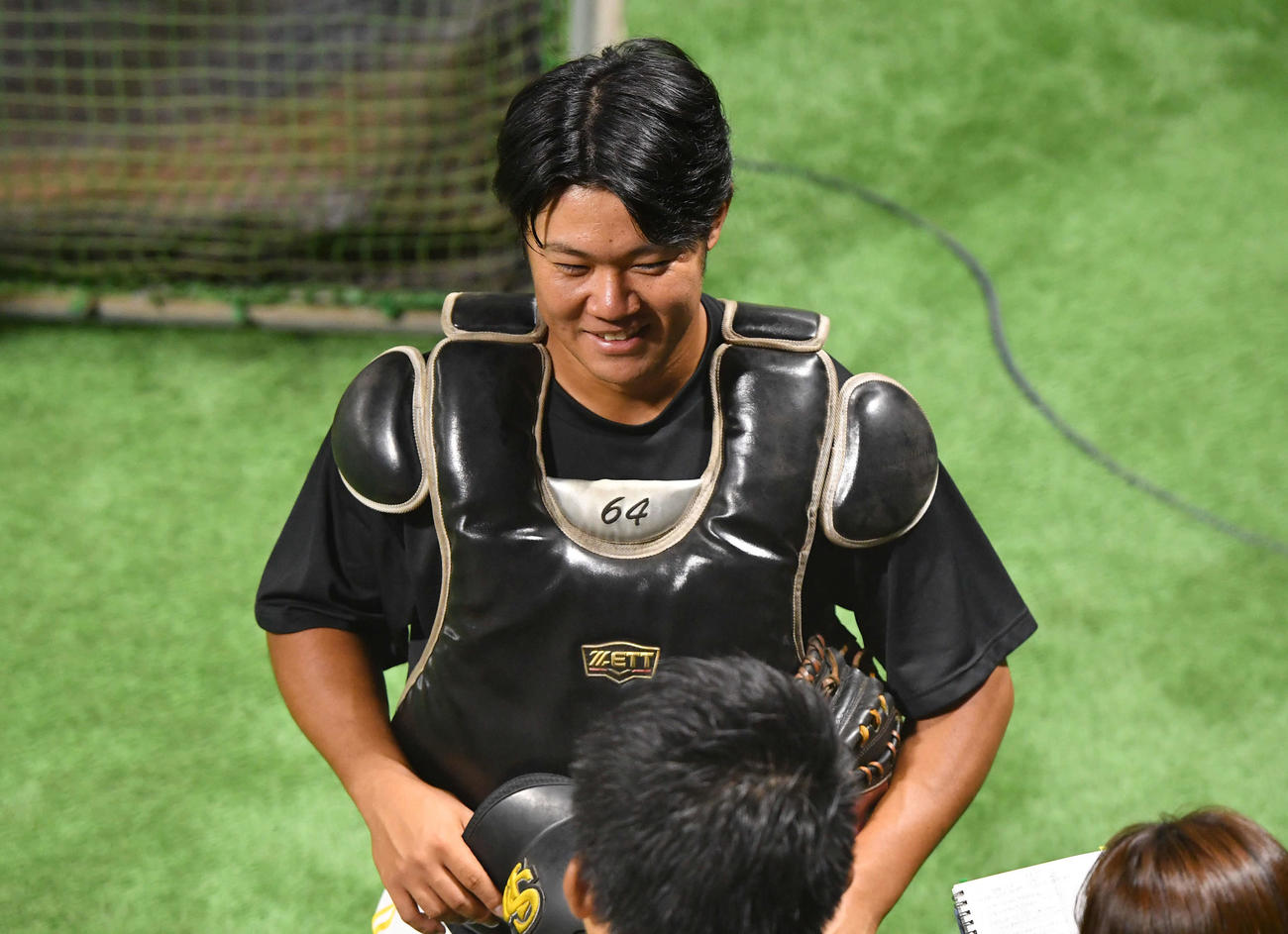 ソフトバンク対日本ハム　1軍に合流し、笑顔で囲み取材を受ける吉田（撮影・岩下翔太）