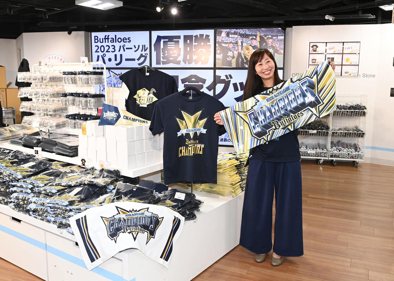 京セラドーム大阪でリーグ優勝の記念グッズ店頭販売が開始された（撮影・和賀正仁）