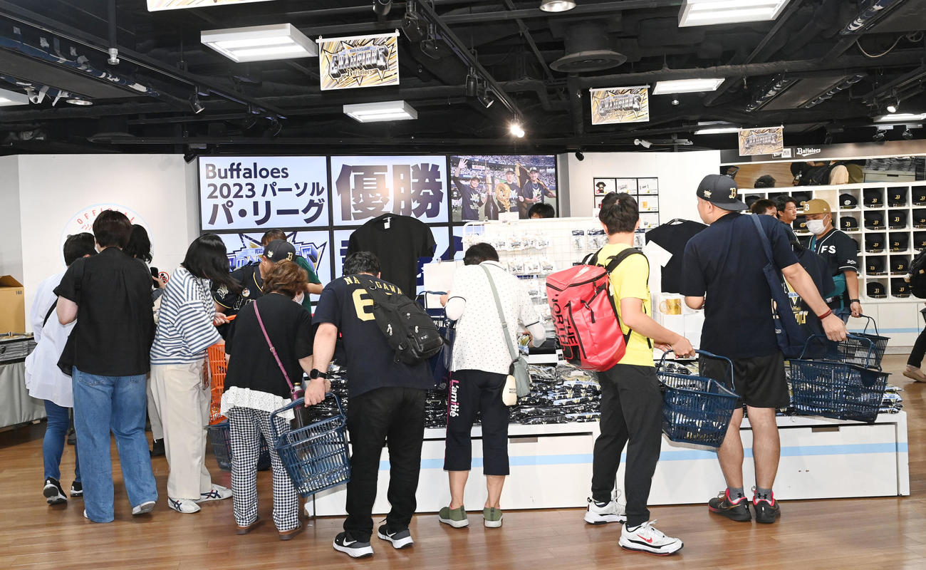 京セラドーム大阪でリーグ優勝の記念グッズ店頭販売が開始された（撮影・和賀正仁）