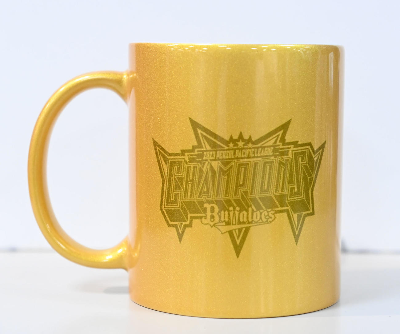 オリ優勝グッズ　ゴールドマグカップ（撮影・和賀正仁）