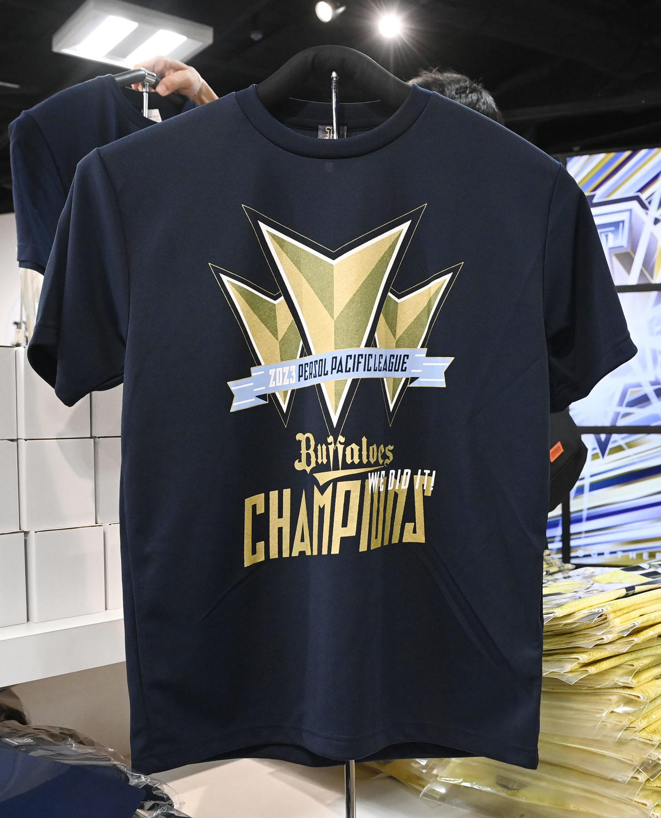 オリ優勝グッズ　Tシャツ（撮影・和賀正仁）