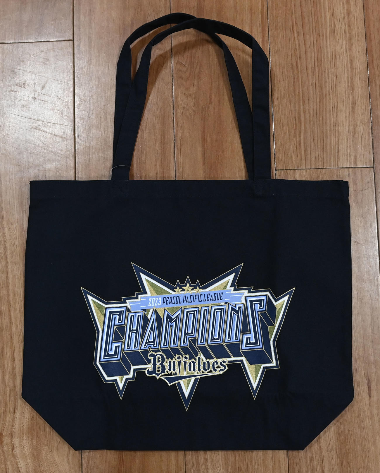 オリ優勝グッズ　トートバッグ（撮影・和賀正仁）