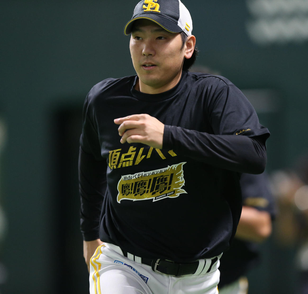 石川はウォーミングアップする（撮影・冨田成美）