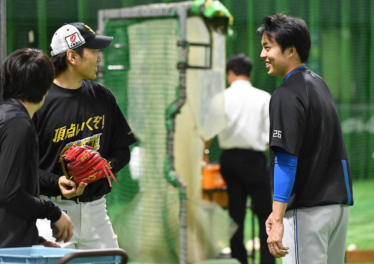 ソフトバンク対日本ハム　日本ハム田中（右）と談笑するソフトバンク石川（撮影・岩下翔太）