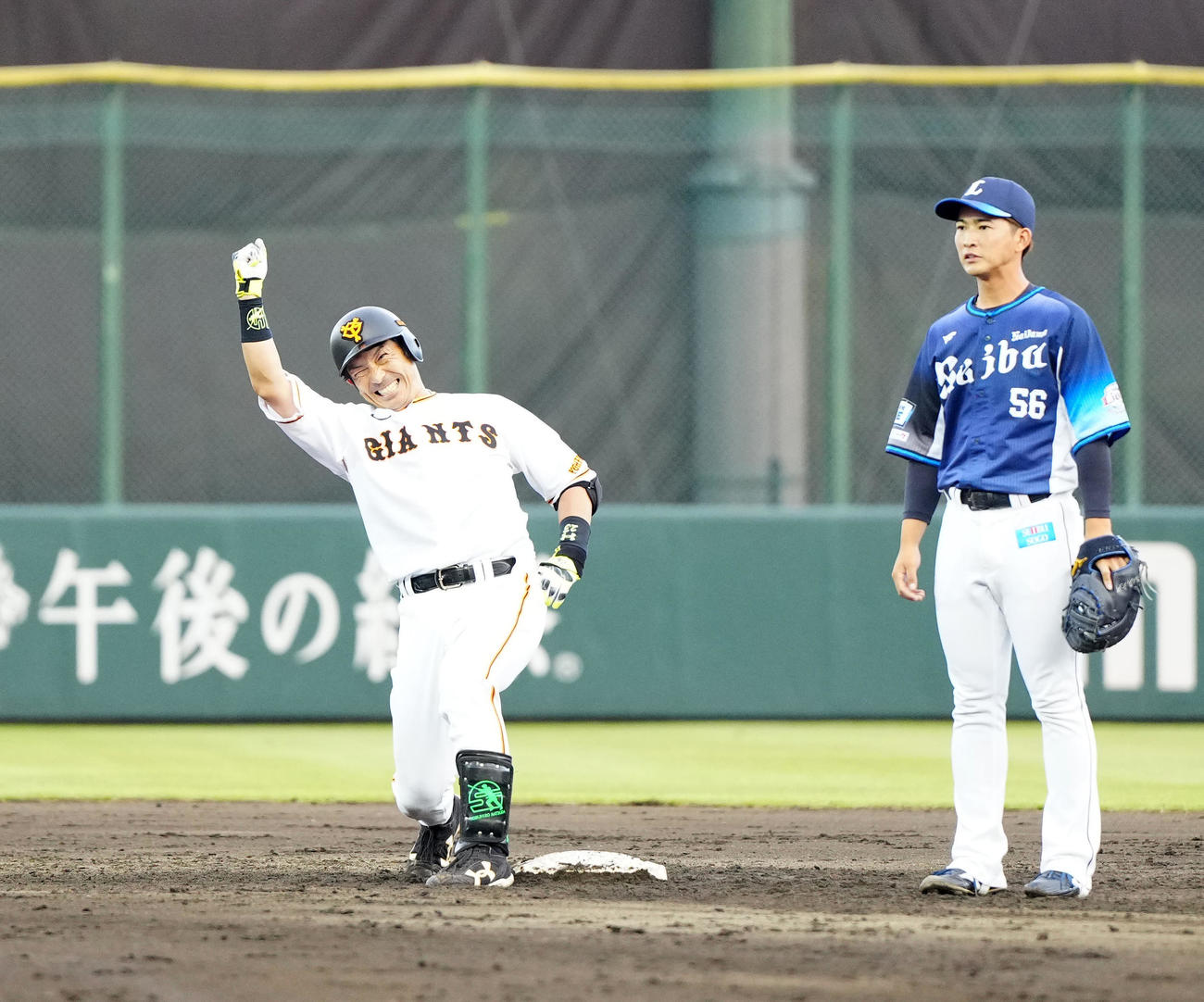 イースタン・リーグ　巨人対西武　8回裏巨人1死一塁、適時二塁打を放ち、塁上で熱男ポーズを見せる代打松田（左）（撮影・江口和貴）
