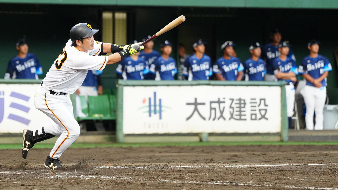 イースタン・リーグ　巨人対西武　8回裏巨人1死一塁、適時二塁打を放つ代打松田（撮影・江口和貴）