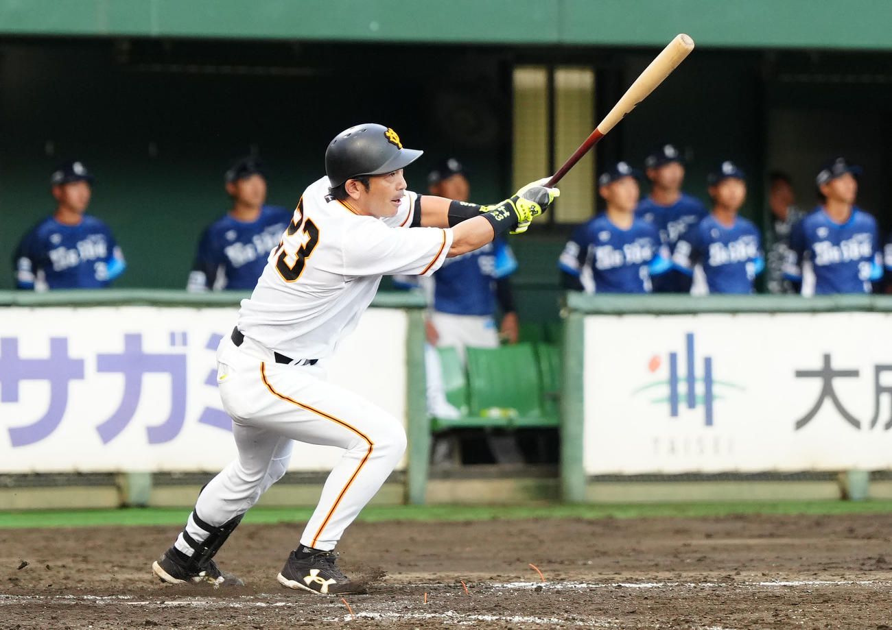 イースタン・リーグ　巨人対西武　8回裏巨人1死一塁、適時二塁打を放つ代打松田（撮影・江口和貴）