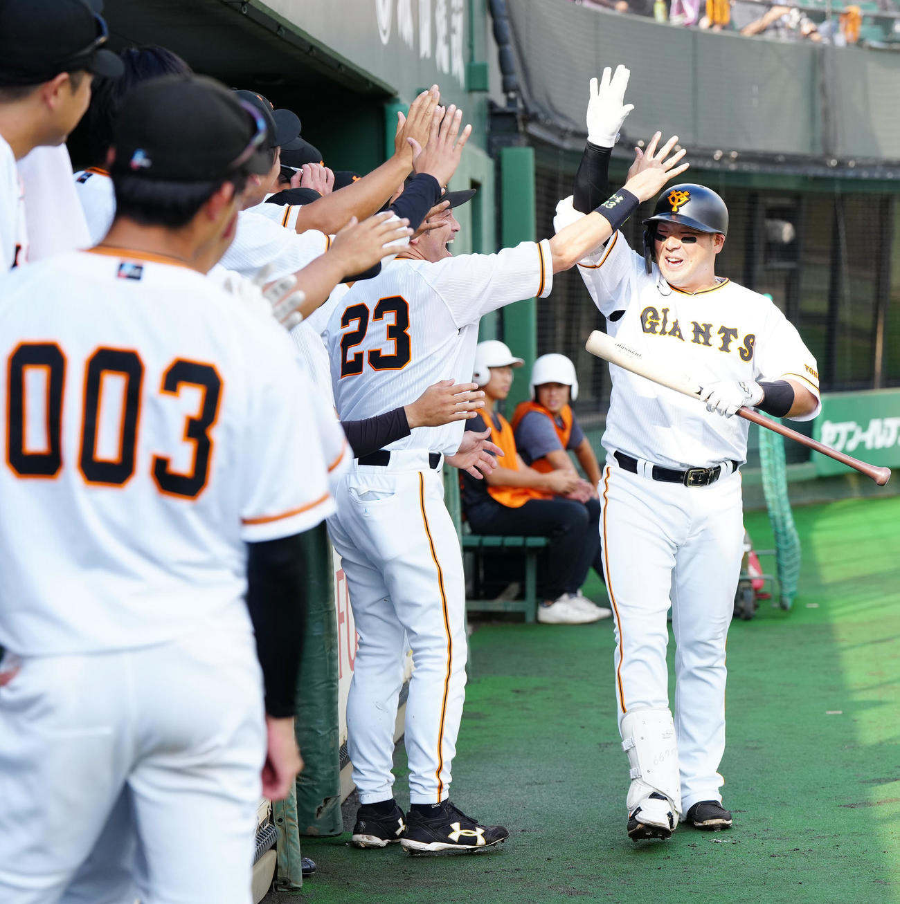 イースタン・リーグ　巨人対西武　2回裏巨人無死、先制ソロ本塁打を放ち、松田（中央）らとタッチを交わす香月（撮影・江口和貴）