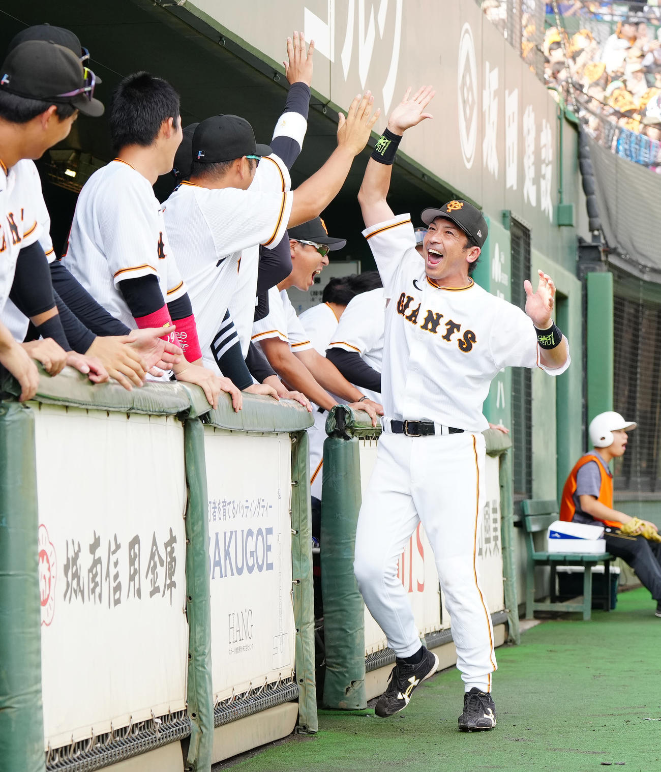 イースタン・リーグ　巨人対西武　2回裏巨人1死、萩尾がソロ本塁打を放ち、歓喜する松田（撮影・江口和貴）