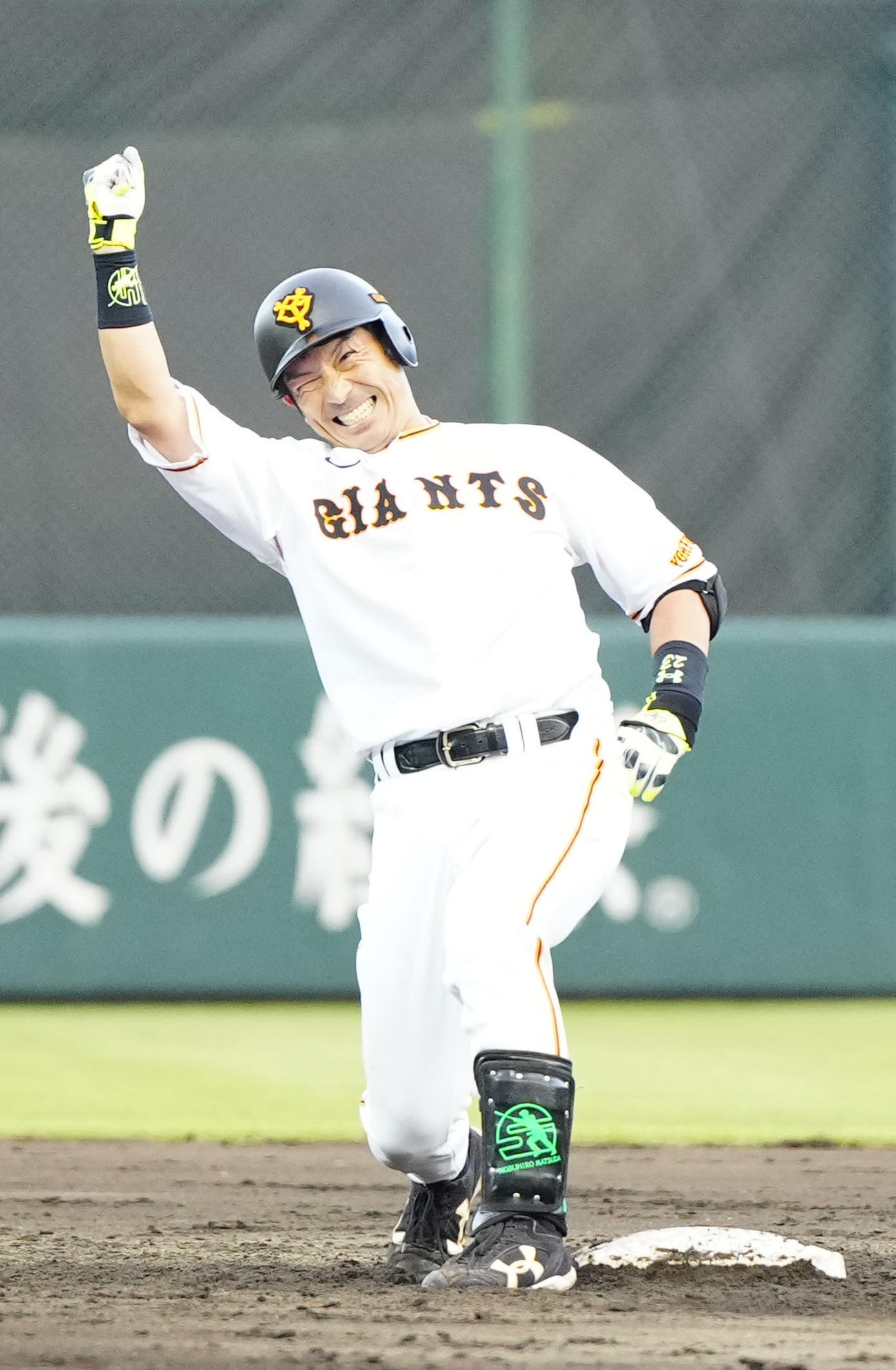 イースタン・リーグ　巨人対西武　8回裏巨人1死一塁、適時二塁打を放ち、塁上で熱男ポーズを見せる代打松田（撮影・江口和貴）