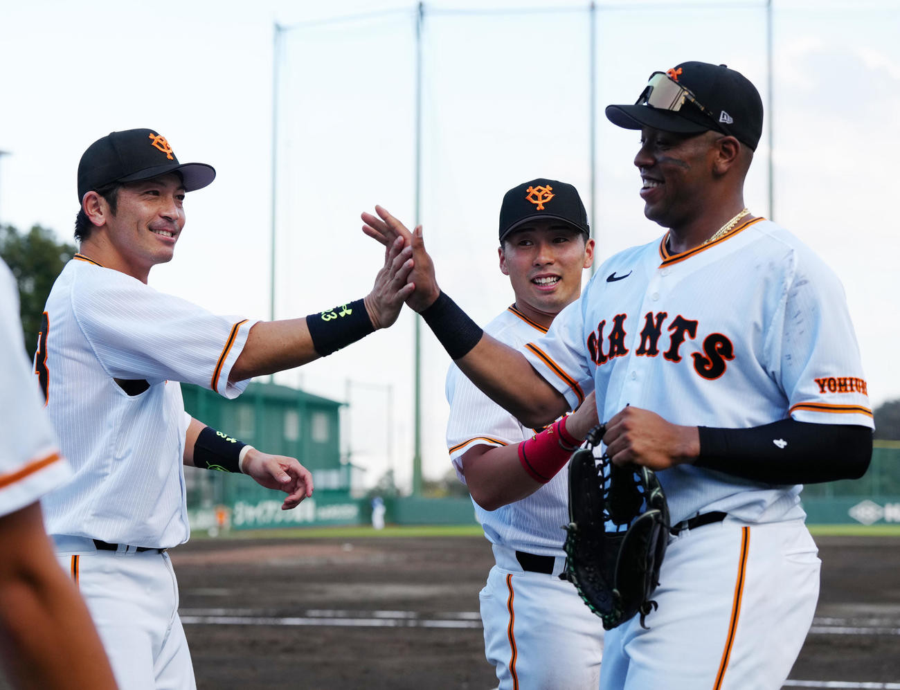 イースタン・リーグ　巨人対西武　6回表終了後、巨人中堅手オコエ（右）とタッチを交わす松田。中央は浅野（撮影・江口和貴）