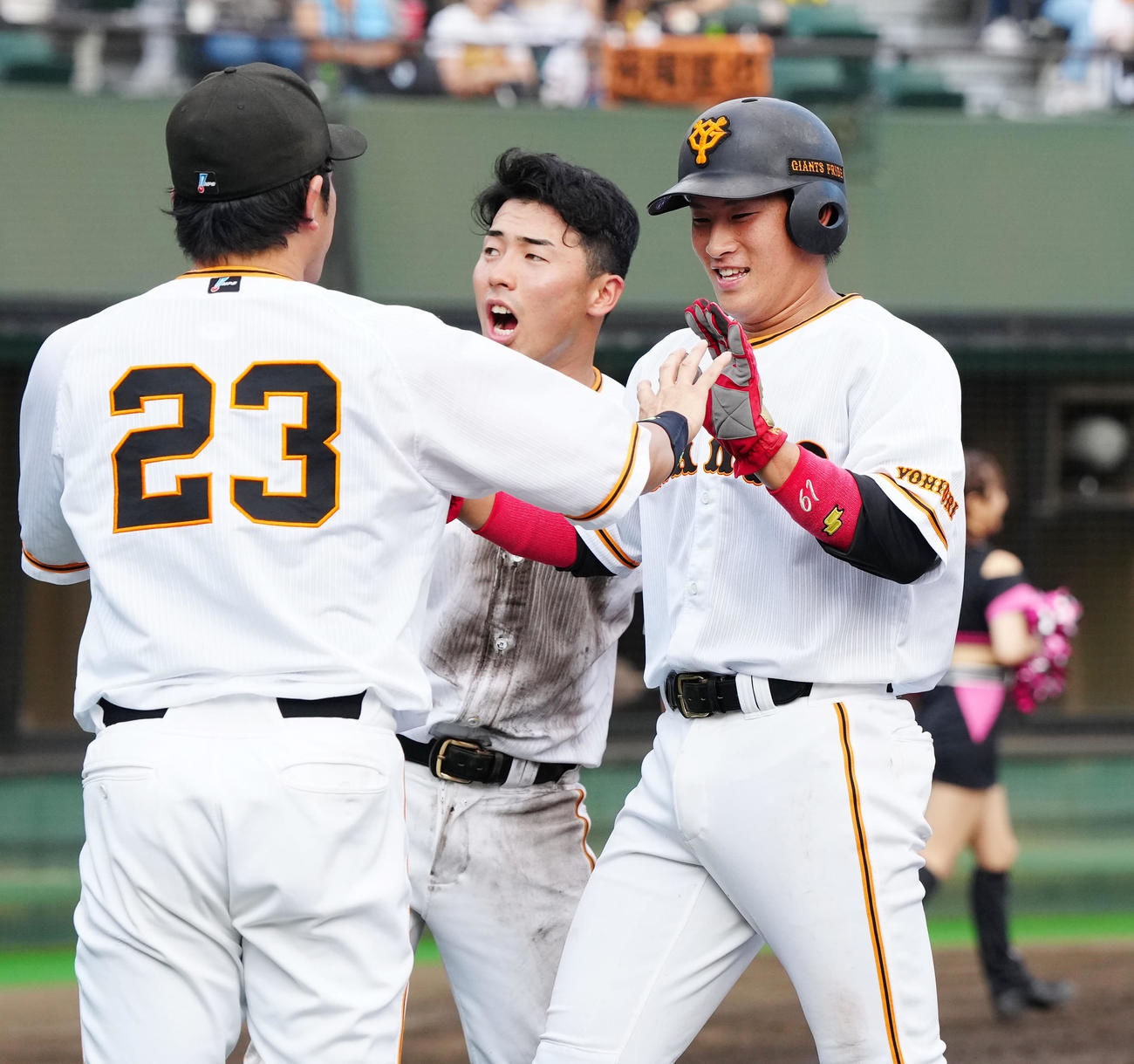 イースタン・リーグ　巨人対西武　5回裏終了後、巨人松田（左）とタッチを交わす増田陸。中央は浅野（撮影・江口和貴）