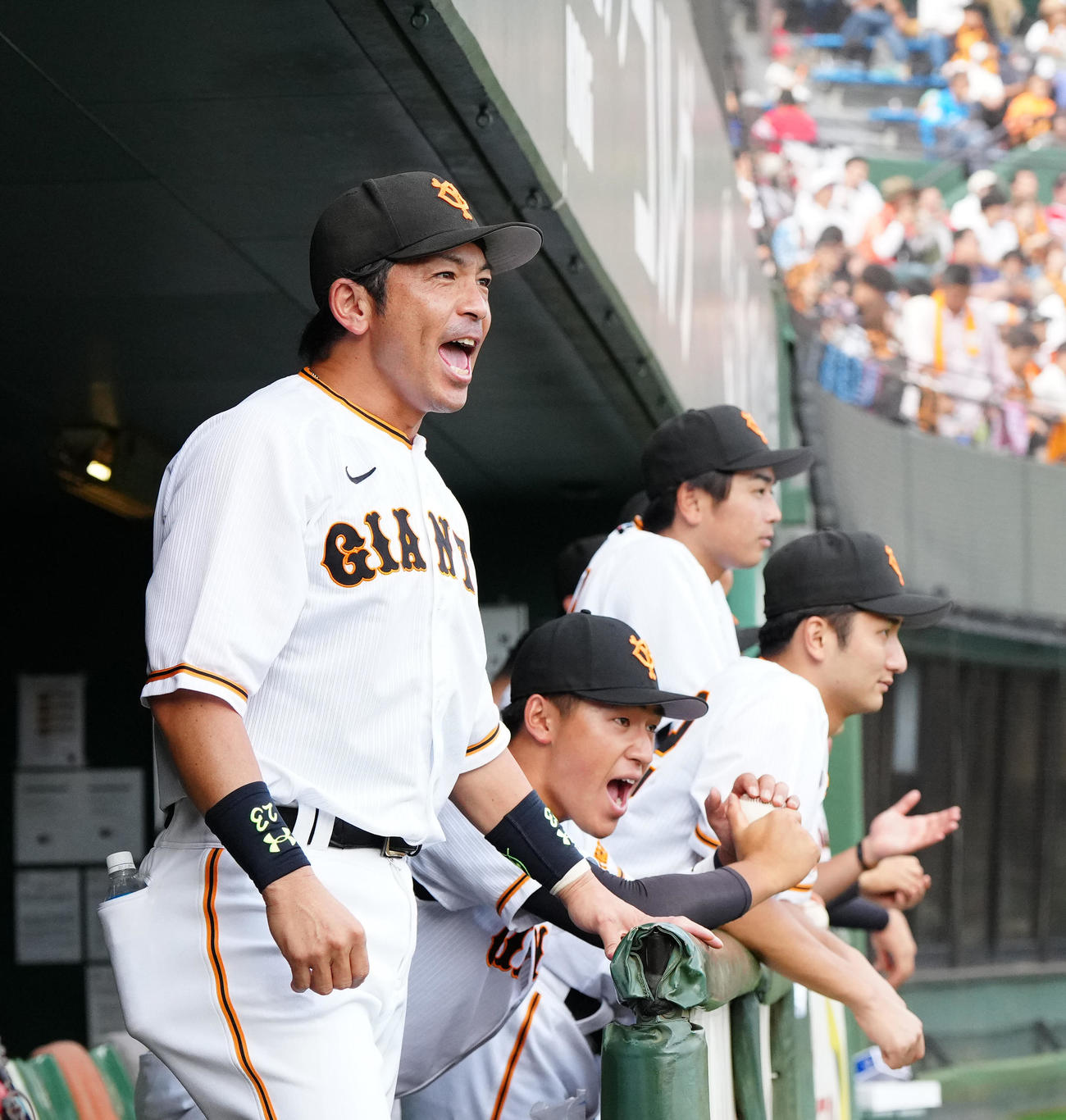 イースタン・リーグ　巨人対西武　4回表、好守した巨人増田陸にベンチから声をかける松田（撮影・江口和貴）