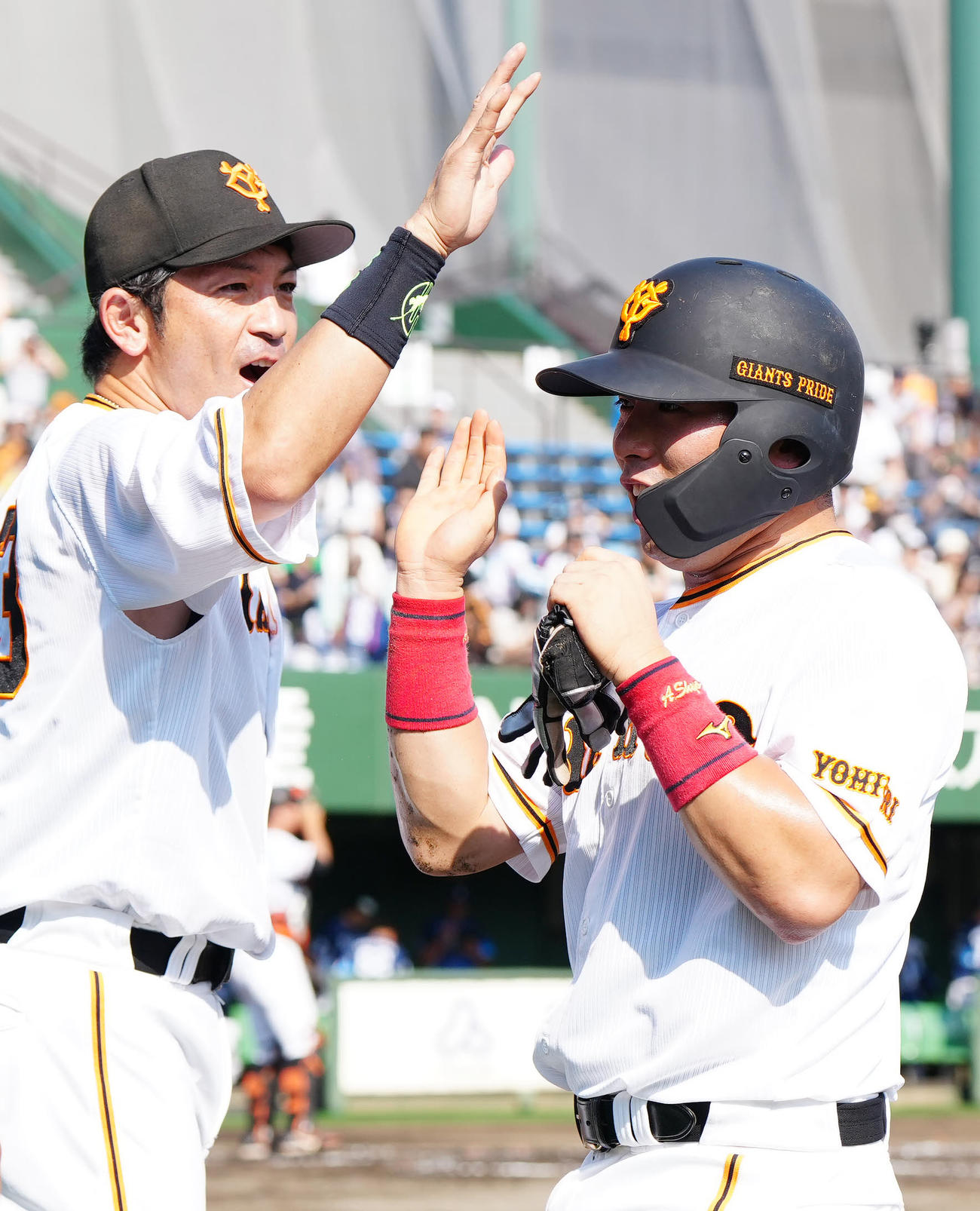 イースタン・リーグ　巨人対西武　1回裏終了後、巨人松田（左）とタッチを交わす浅野（撮影・江口和貴）