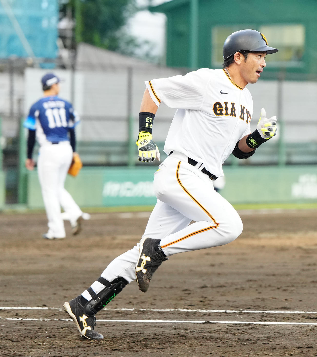 イースタン・リーグ　巨人対西武　8回裏巨人1死一塁、適時二塁打を放つ代打松田（撮影・江口和貴）