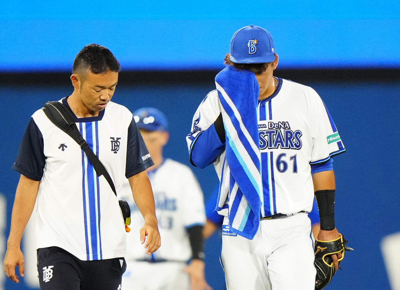 29日阪神戦の4回、捕球の際に関根と交錯し右目付近を負傷した蝦名（右）はベンチに引き揚げる