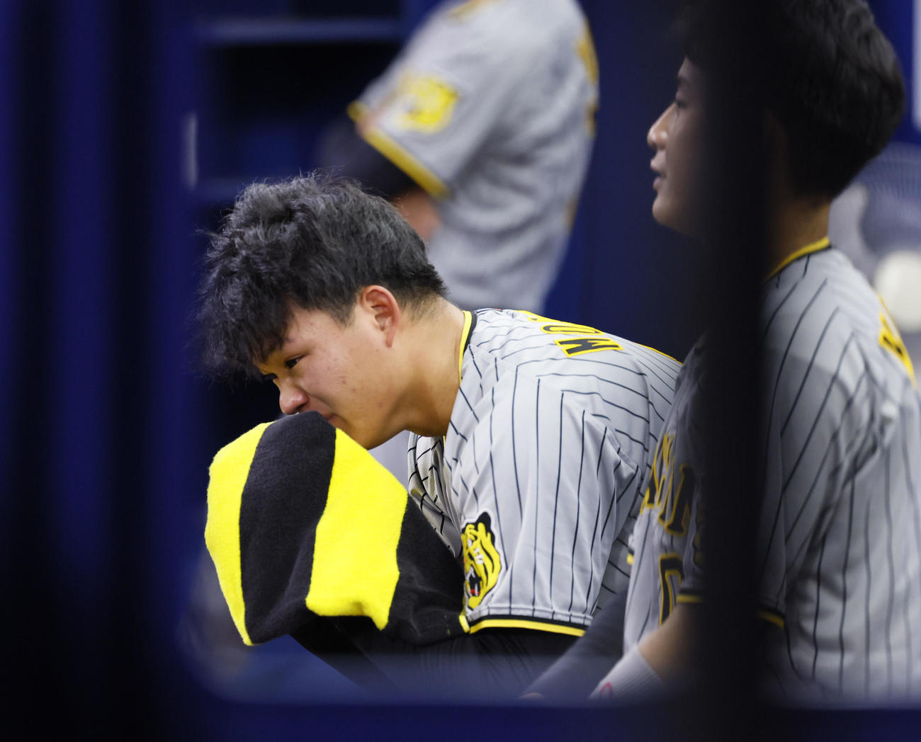 29日DeNA戦、5回表無死満塁で空振り三振に倒れ、ベンチで悔しそうにする森下