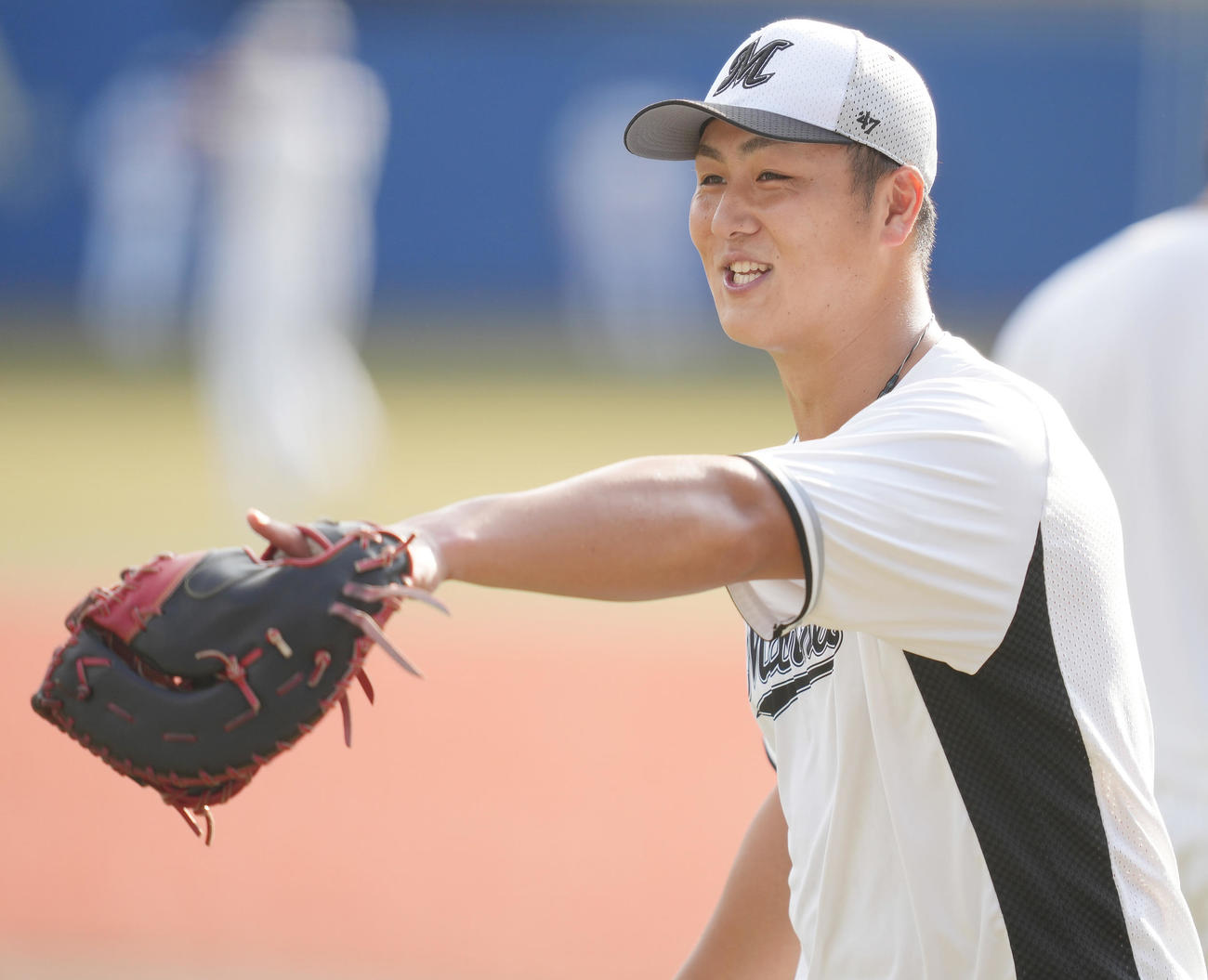 ロッテ対西武　試合前練習で笑顔のロッテ山口（撮影・鈴木みどり）