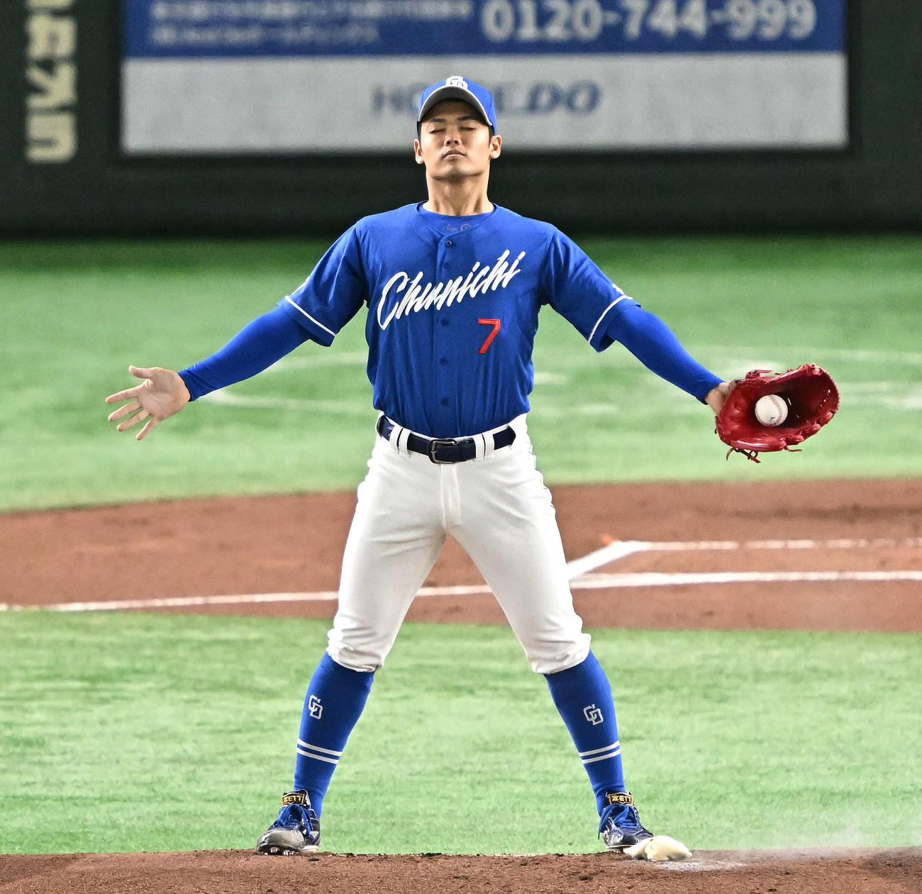 巨人対中日　試合に臨む中日先発の根尾（撮影・滝沢徹郎）