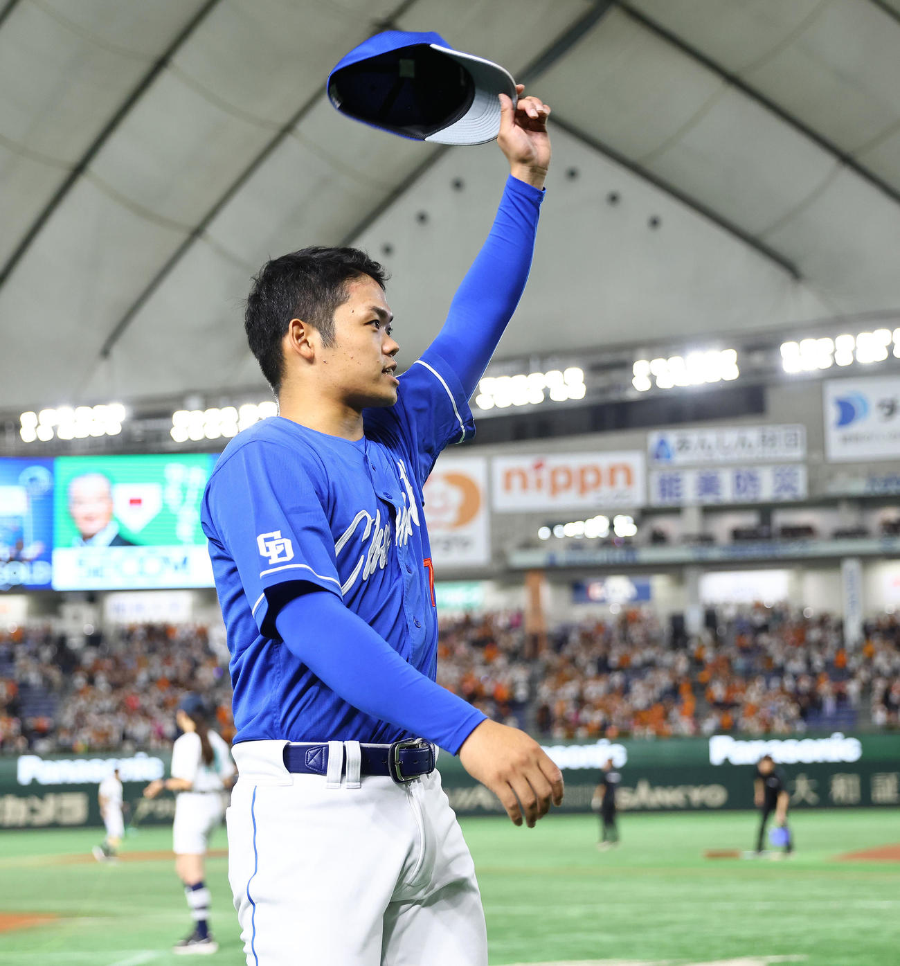 巨人対中日　試合前、リラックスした表情を見せる中日先発の根尾（撮影・垰建太）