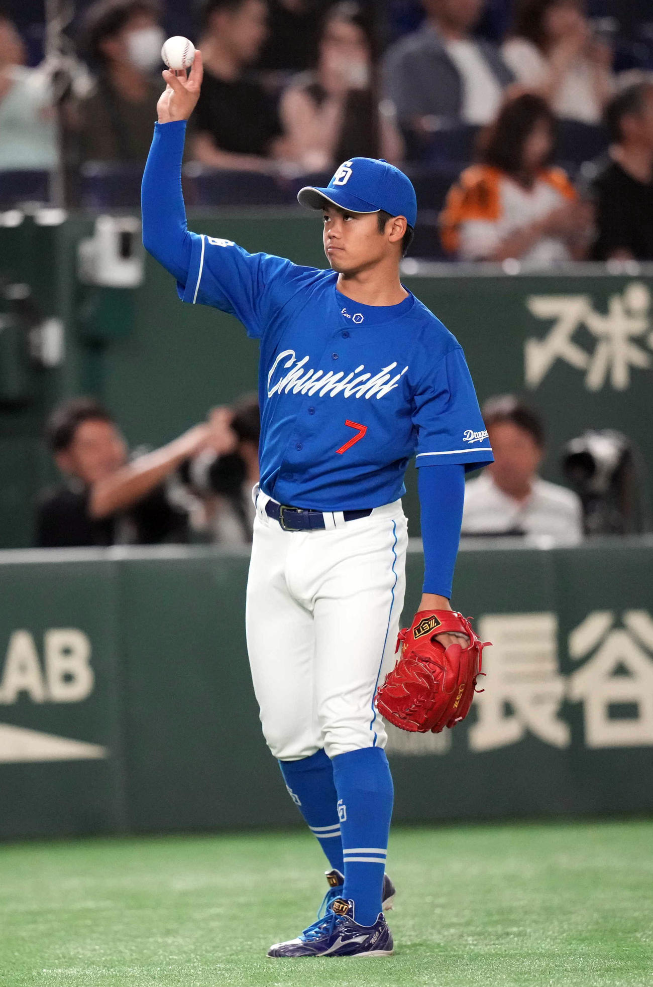 巨人対中日　試合前、キャッチボールをする中日先発の根尾（撮影・狩俣裕三）