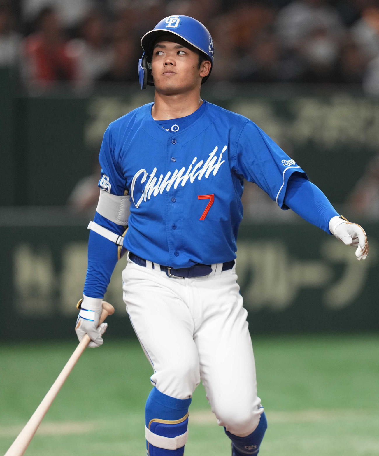 巨人対中日　3回表中日2死、空振り三振に倒れる根尾（撮影・狩俣裕三）