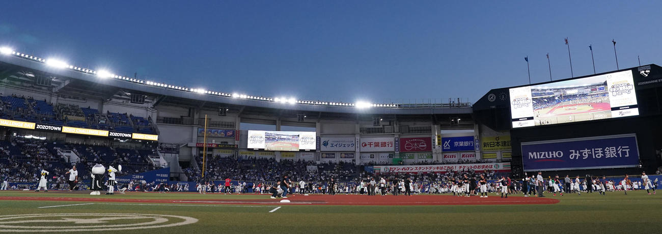 ロッテ対西武　ファーストピッチセレモニーで「同時に始球式でボールを投げた最多人数」のギネス世界記録に挑戦する人たち（撮影・鈴木みどり）