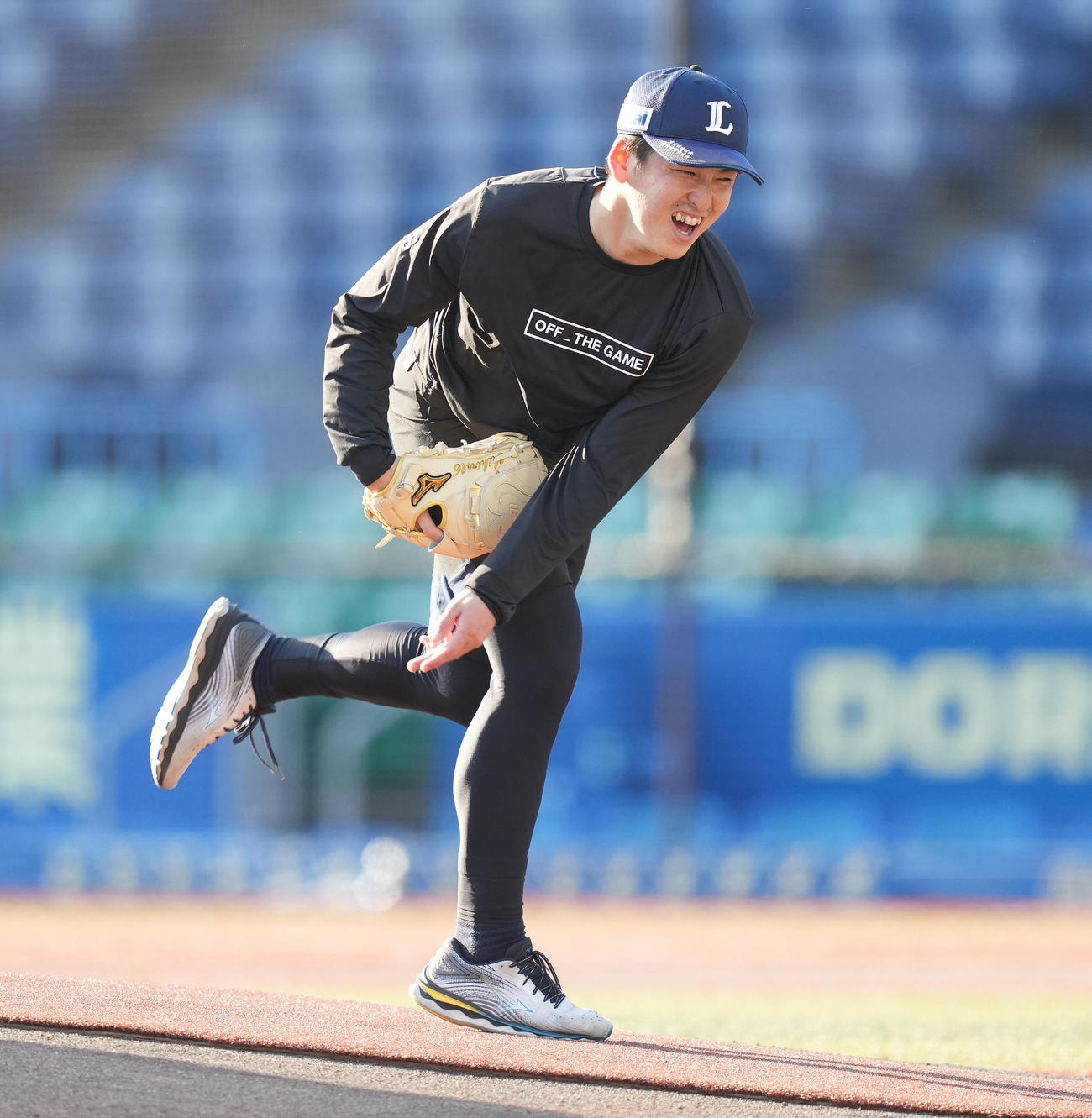 ロッテ対西武　試合前練習でマウンドの感触を確かめる西武隅田（撮影・鈴木みどり）