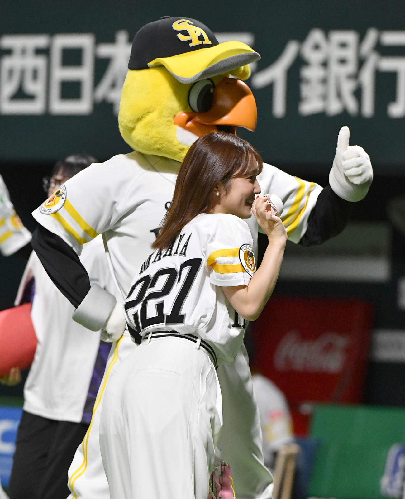 ソフトバンク対日本ハム　セレモニアルピッチを終え、ハリーホークと記念撮影する声優の内田真礼（撮影・岩下翔太）